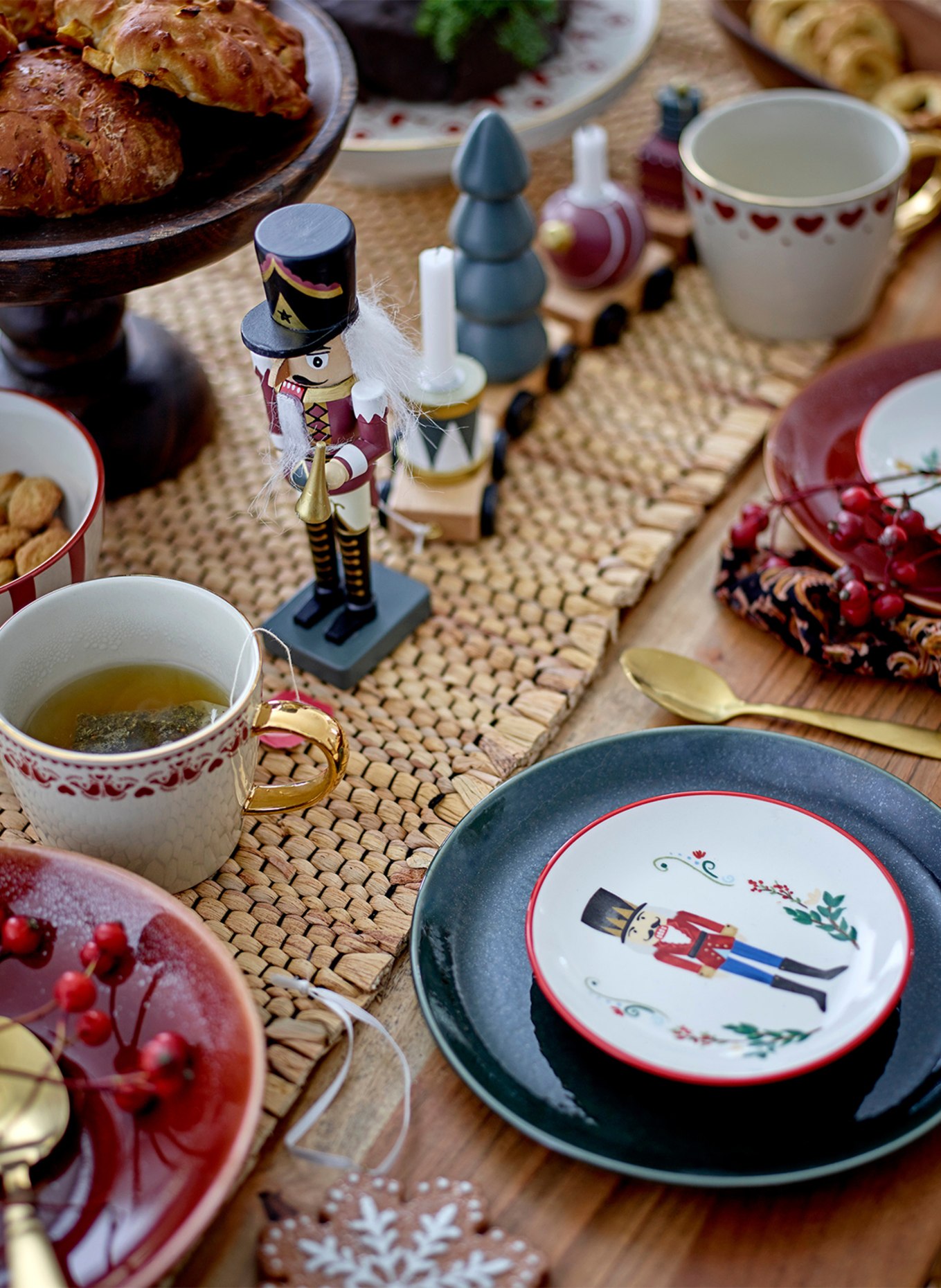Bloomingville 6-piece Decorative figurine set VADIM: GREEN / DARK RED / WHITE