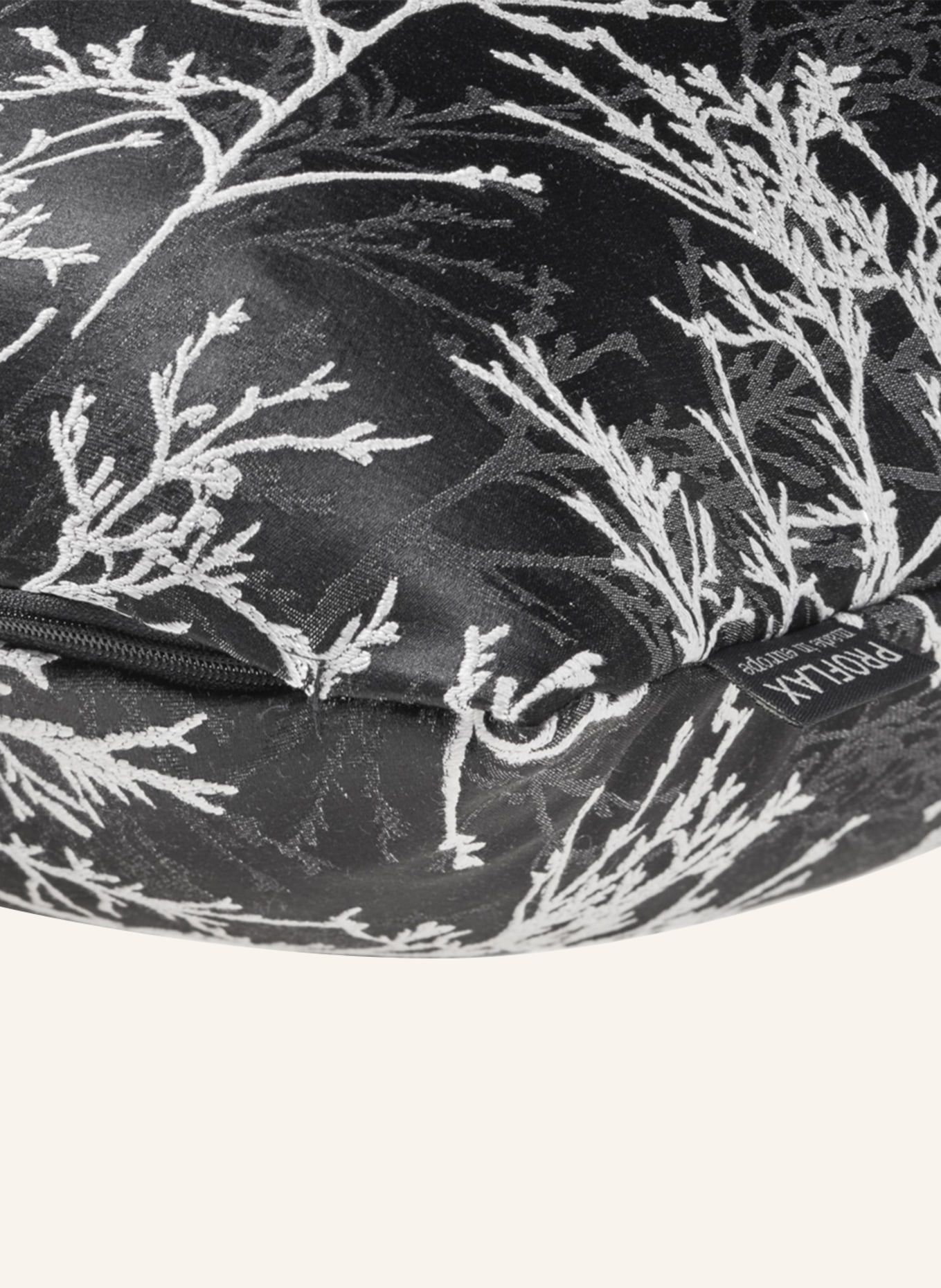 PROFLAX Dekoracyjna poszewka na poduszkę SAMANTHA z błyszczącą przędzą, Kolor: CZARNY/ BIAŁY/ SREBRNY (Obrazek 2)