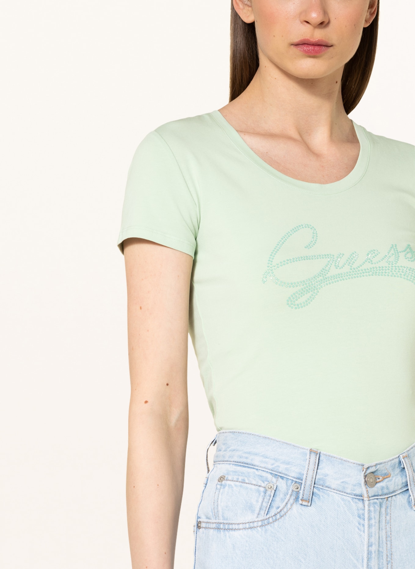 GUESS T-shirt ADELINA z ozdobnymi kamykami, Kolor: JASNOZIELONY (Obrazek 4)