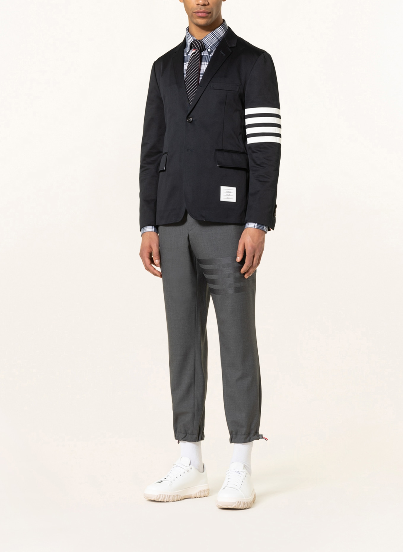 THOM BROWNE. Pants in jogger style extra slim fit, Color: DARK GRAY (Image 2)