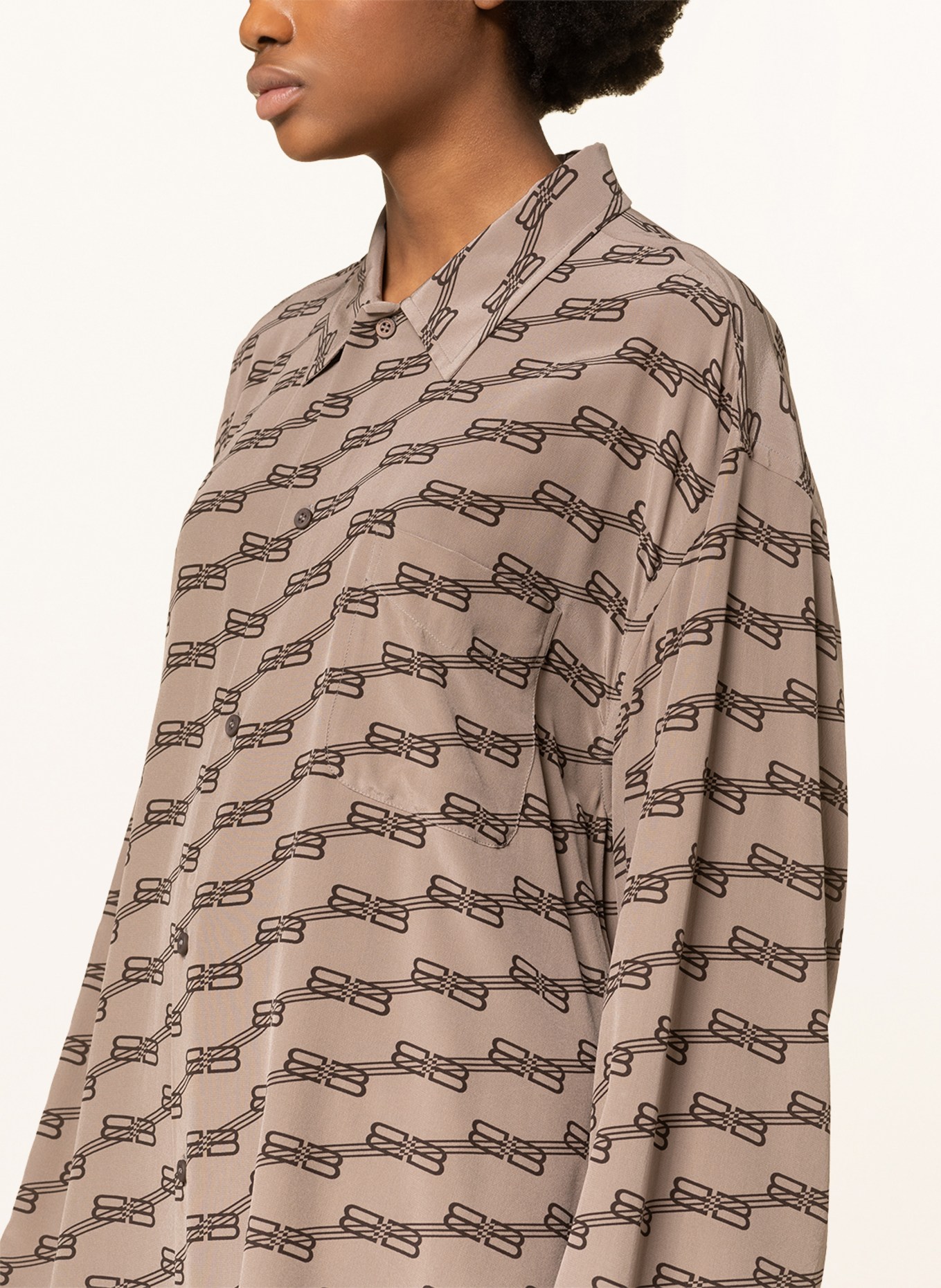 BALENCIAGA Oversized-Hemdbluse aus Seide, Farbe: BEIGE/ DUNKELBRAUN (Bild 4)