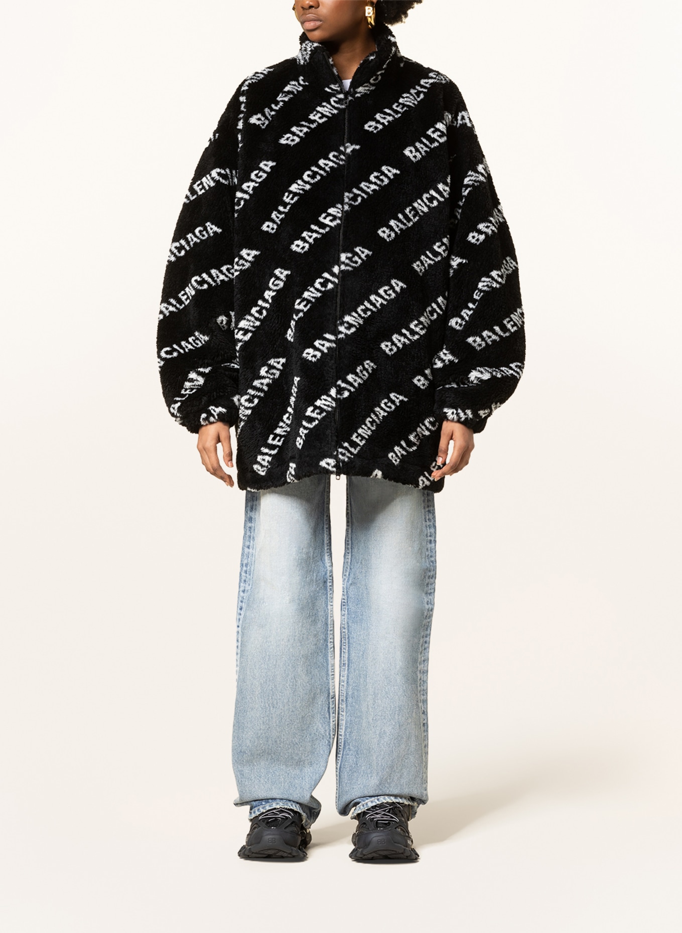 BALENCIAGA Oversized-Jacke aus Teddyfell, Farbe: SCHWARZ/ WEISS (Bild 2)