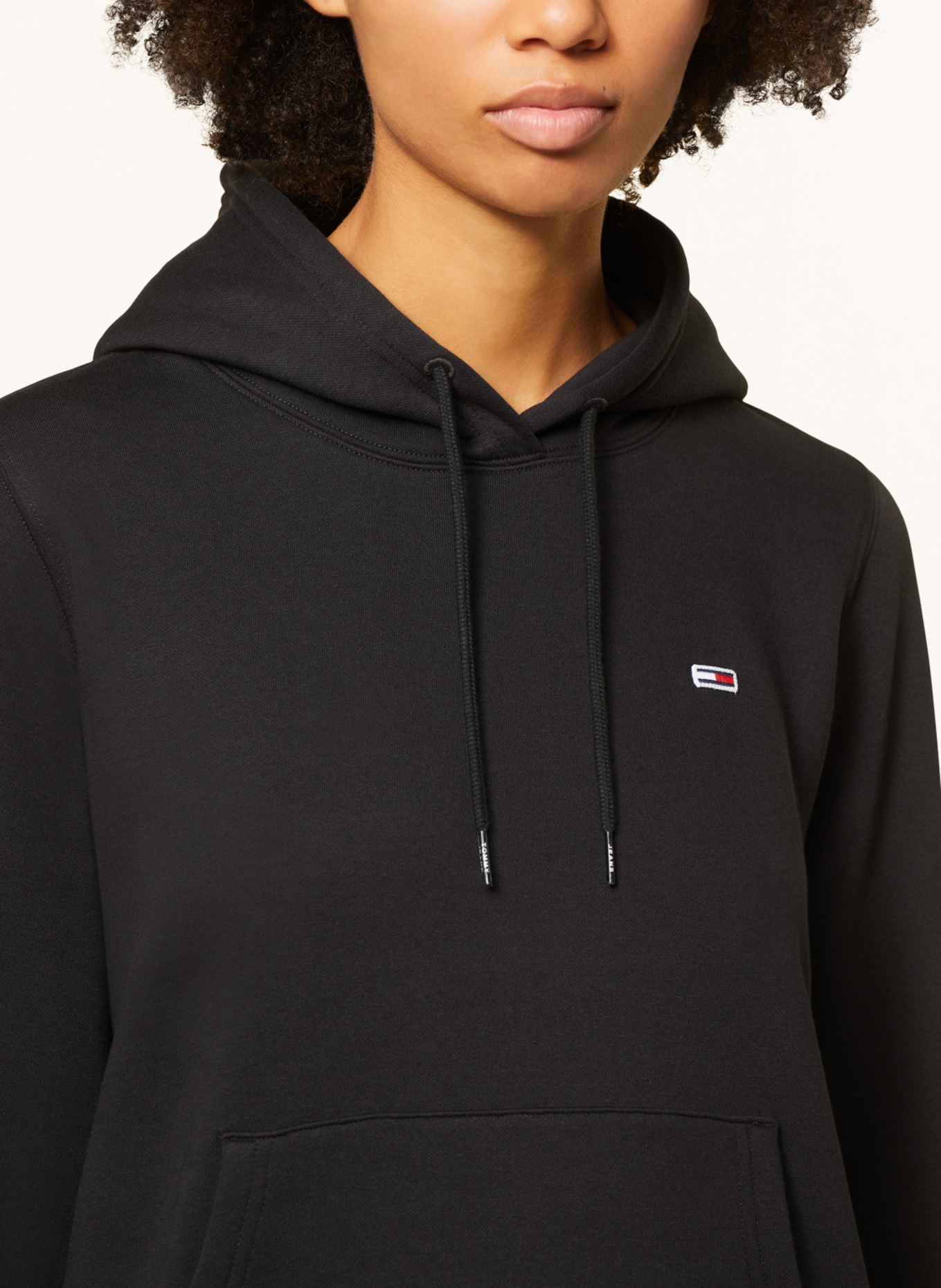 TOMMY JEANS Hoodie: SCHWARZ