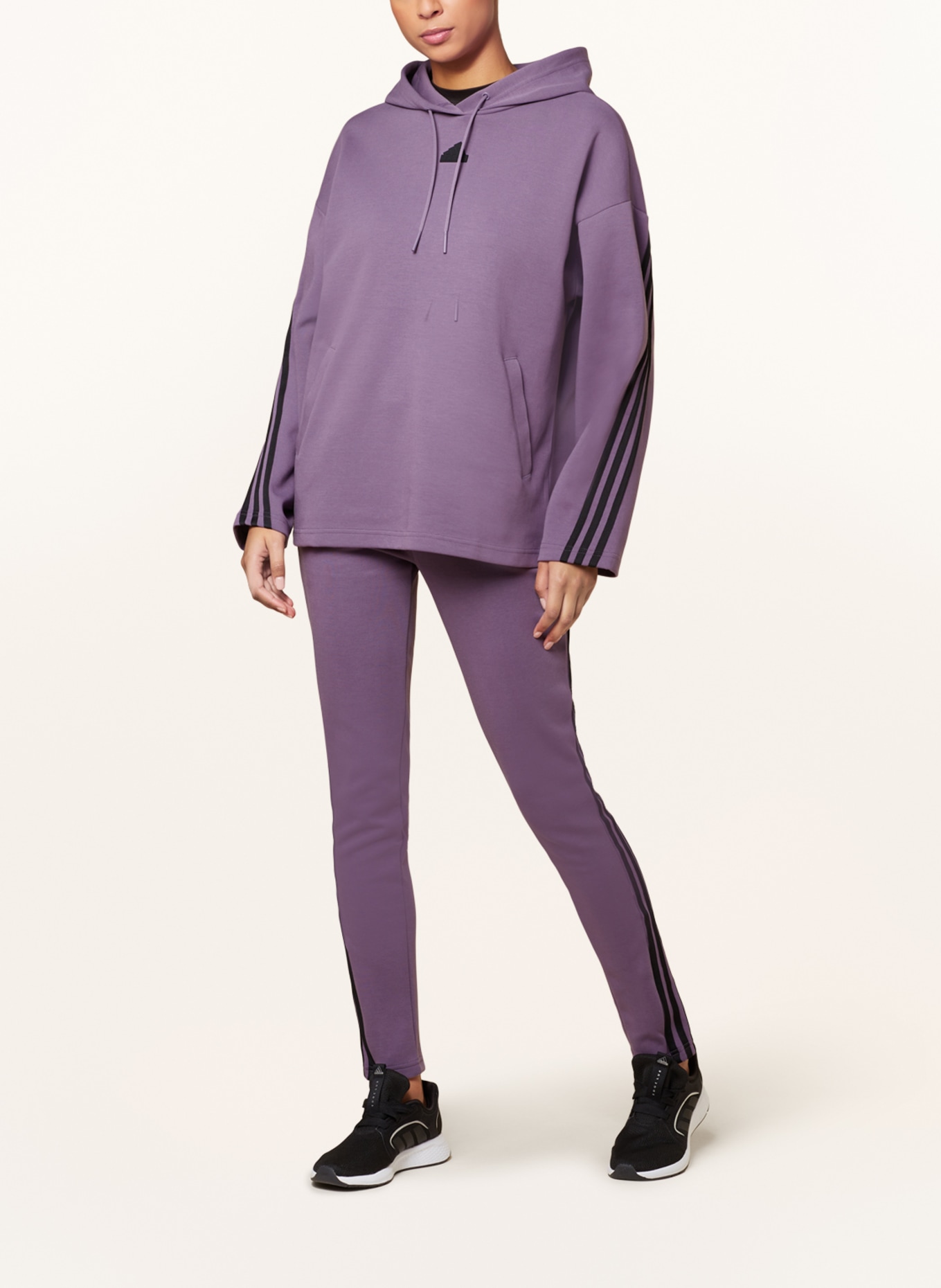 adidas Spodnie dresowe FUTURE ICONS, Kolor: JASNOFIOLETOWY/ CZARNY (Obrazek 2)