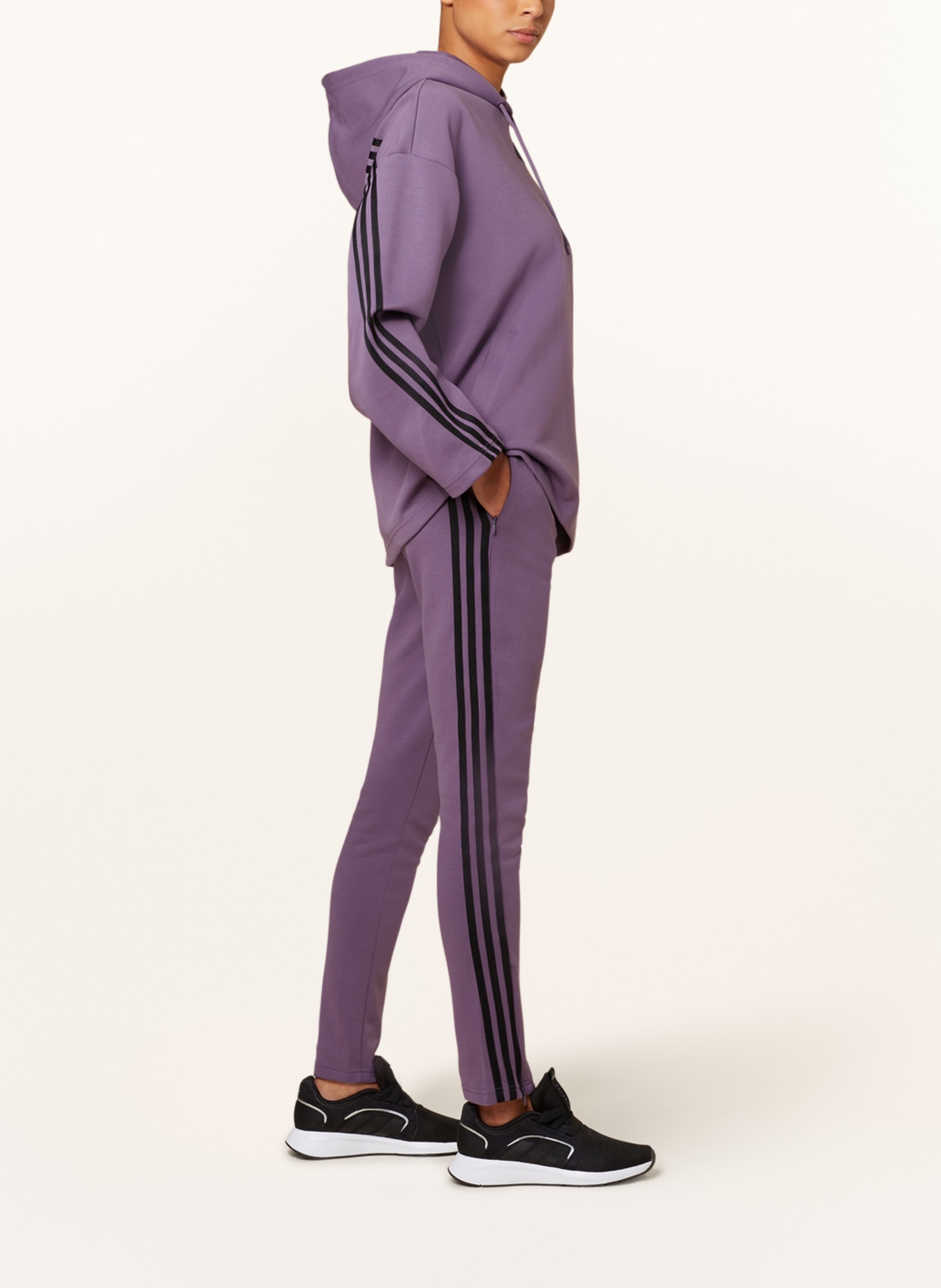 adidas Spodnie dresowe FUTURE ICONS, Kolor: JASNOFIOLETOWY/ CZARNY (Obrazek 4)