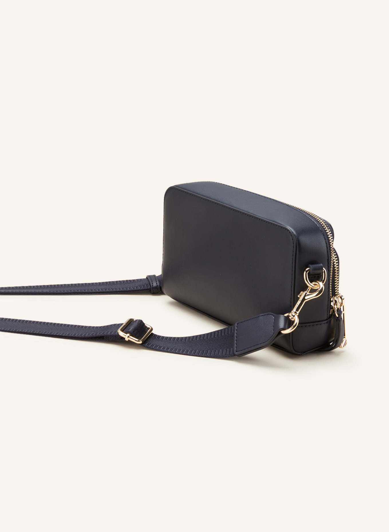 Tommy hilfiger best sale boxy crossbody bag