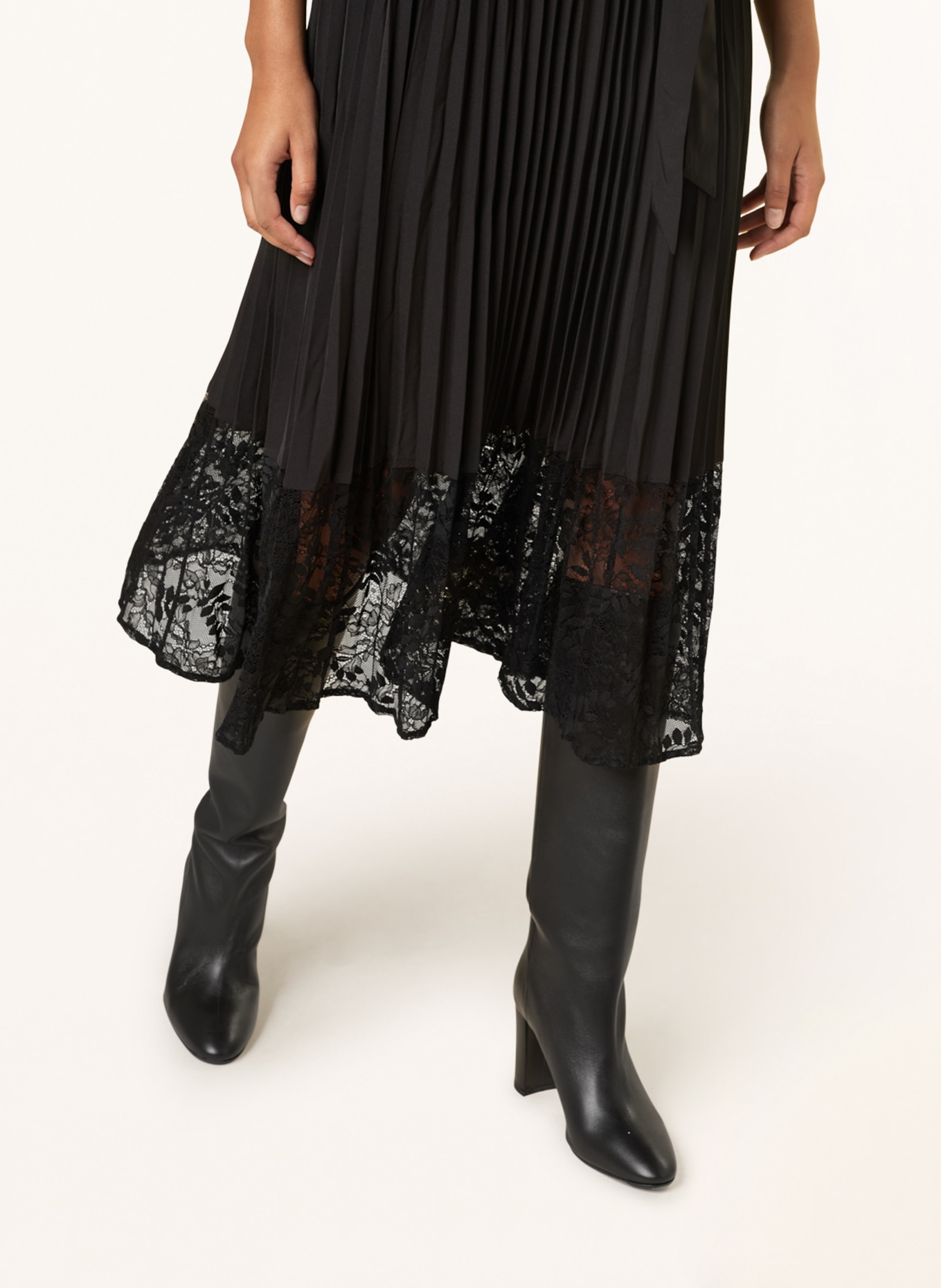 GUESS Sukienka TIANA z mieszanki materiałów z koronką, Kolor: CZARNY (Obrazek 4)