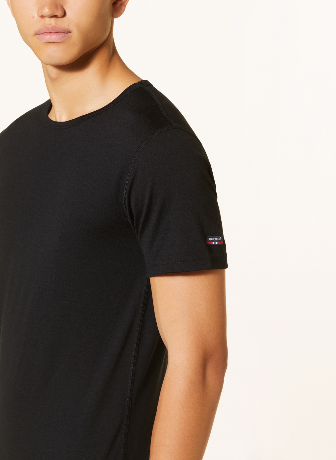 DEVOLD Functional underwear shirt BREEZE made of merino wool, Color: BLACK (Image 4)
