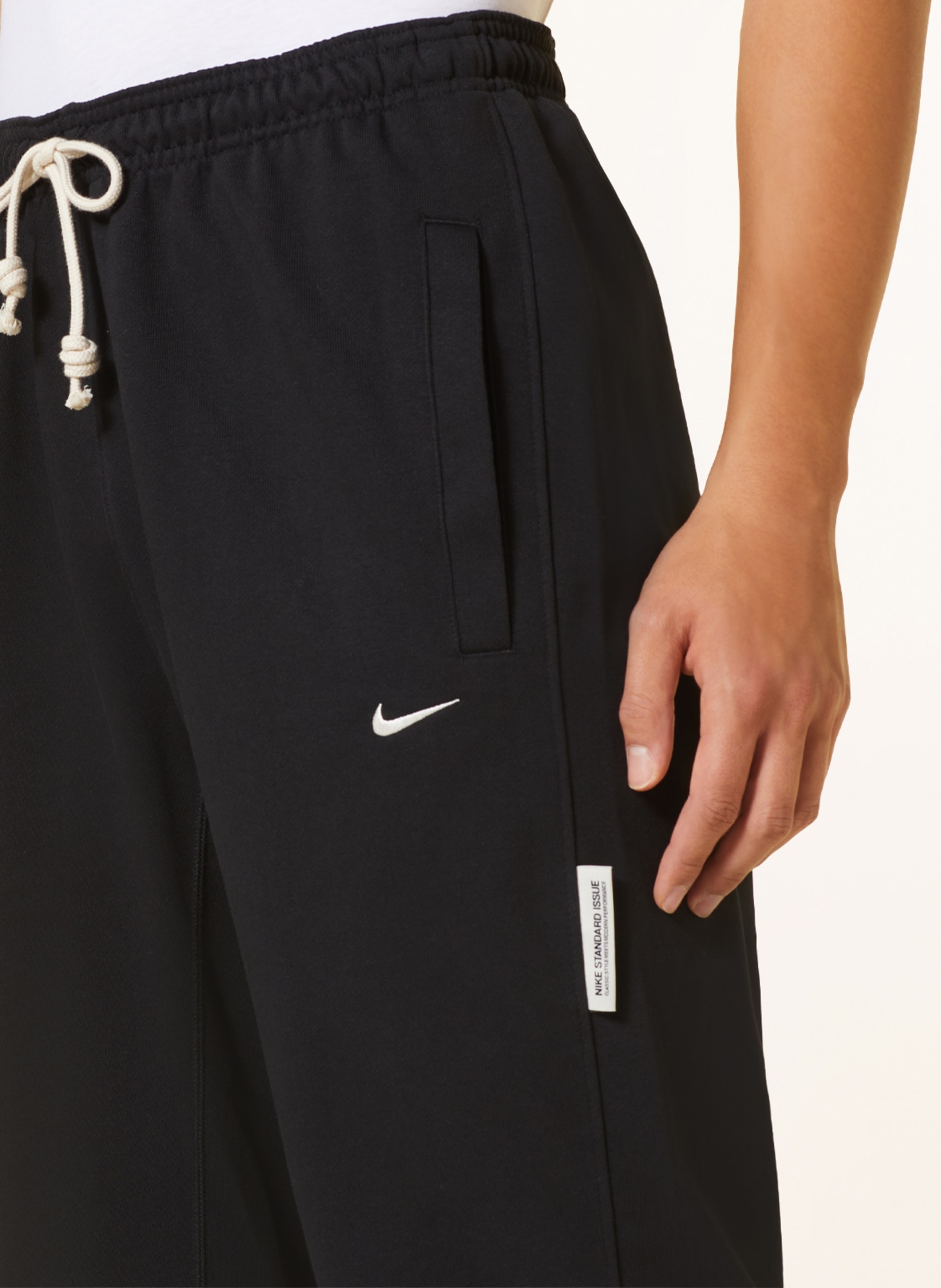 Nike Spodnie dresowe STANDARD ISSUE DRI-FIT, Kolor: CZARNY (Obrazek 5)