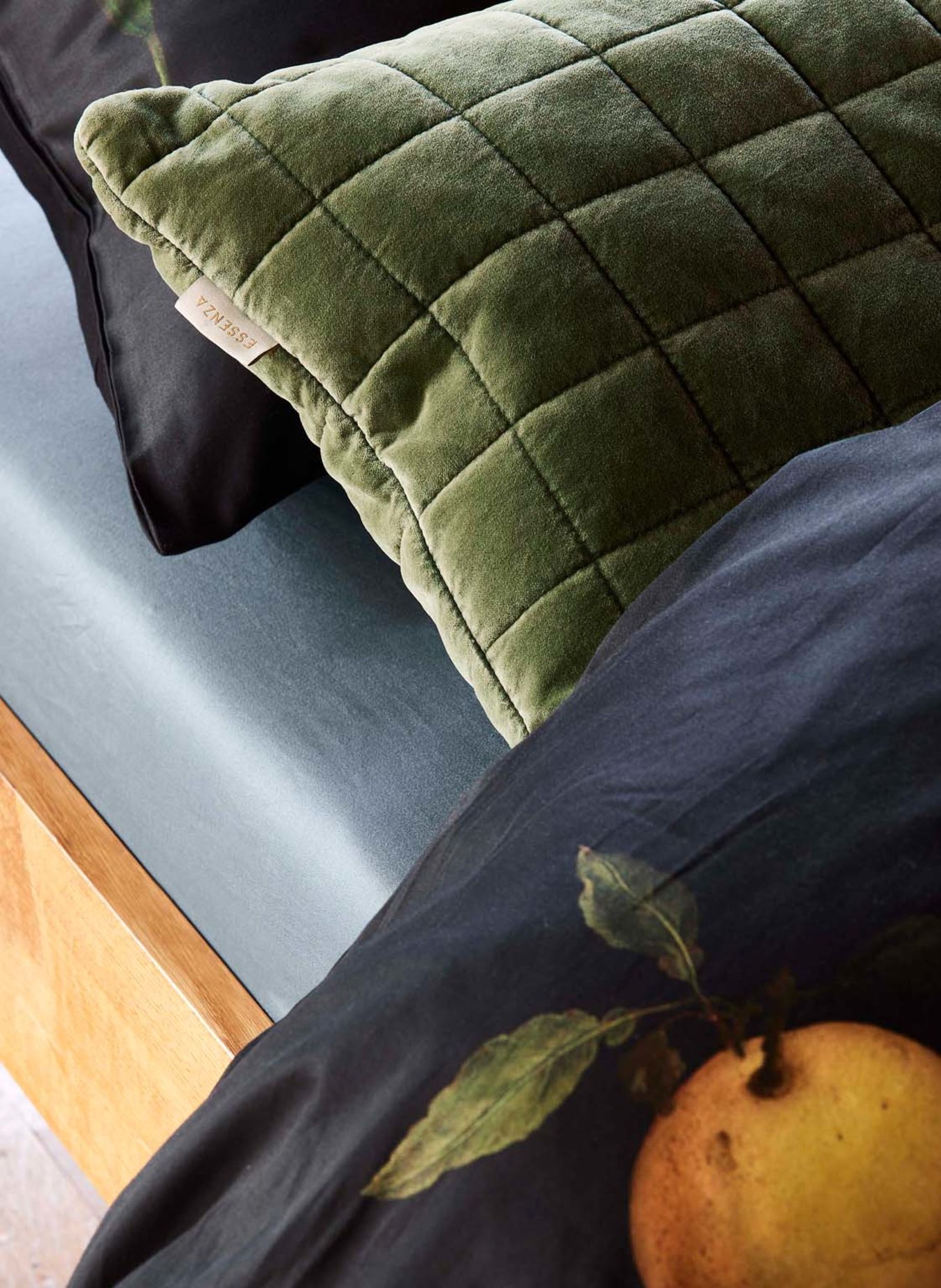 ESSENZA Decorative cushion JULIA made of velvet, Color: DARK GREEN (Image 4)