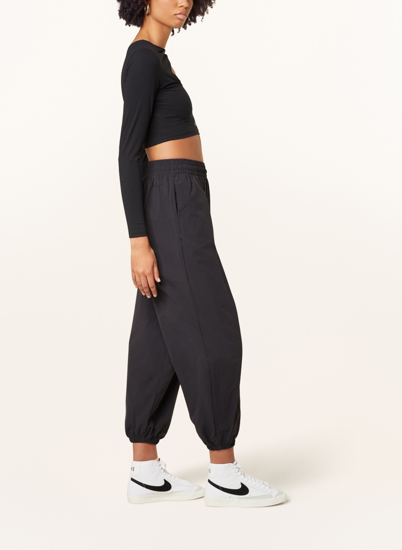 Nike Pants in jogger style, Color: BLACK/ WHITE/ LIGHT GRAY (Image 4)