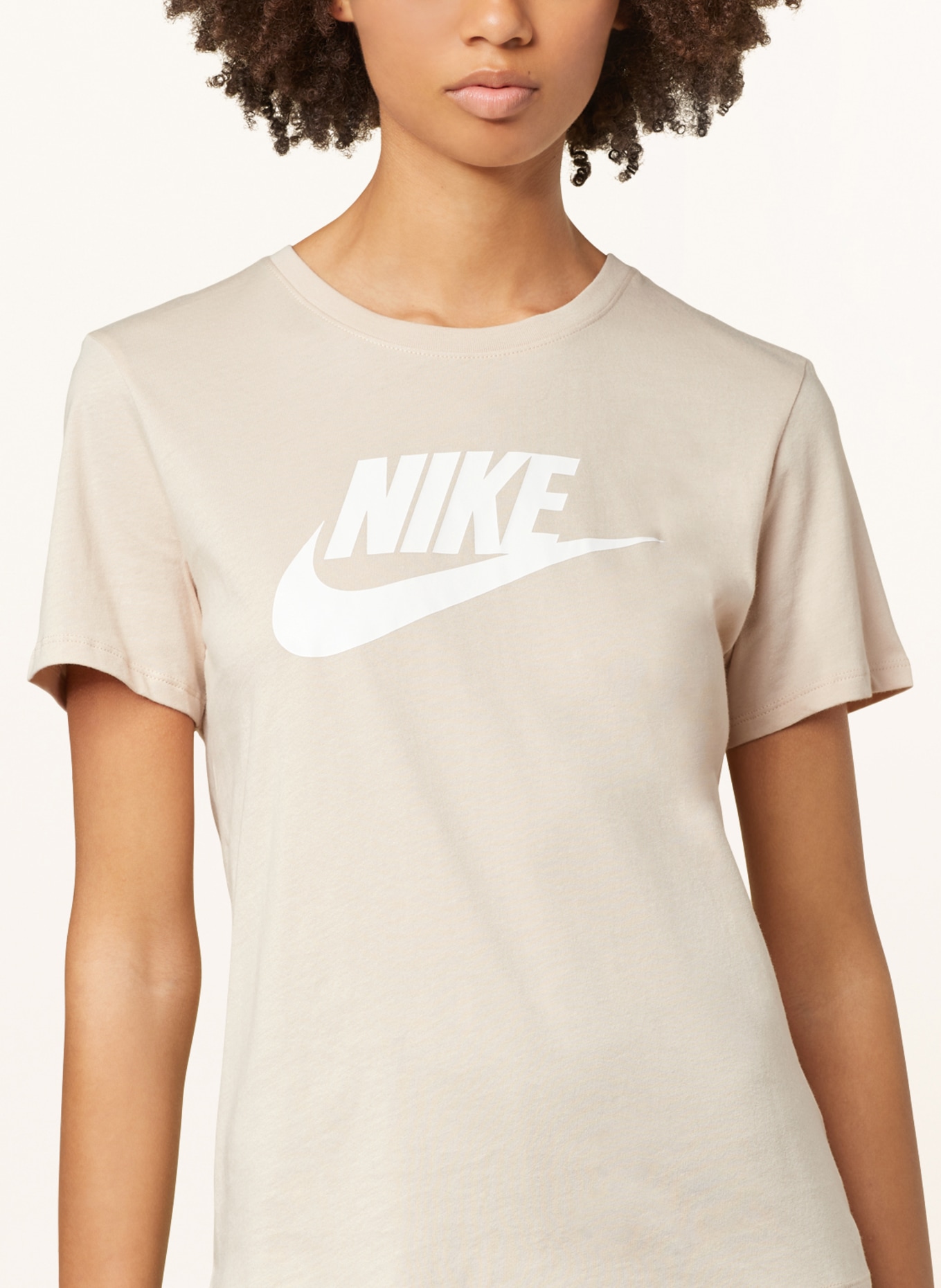 Nike T-Shirt SPORTSWEAR ESSENTIALS, Farbe: HELLBRAUN/ WEISS (Bild 4)