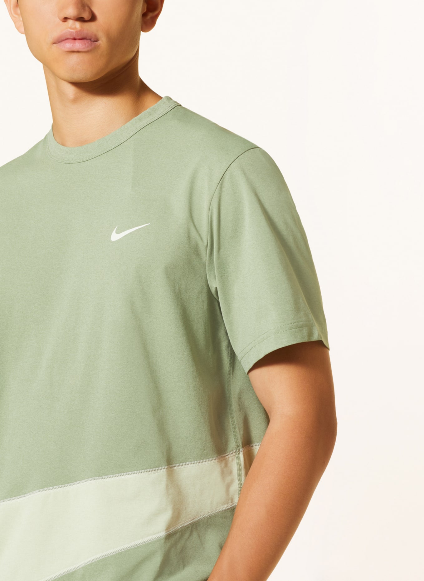 Nike T-Shirt DRI-FIT UV HYVERSE, Farbe: HELLGRÜN (Bild 4)