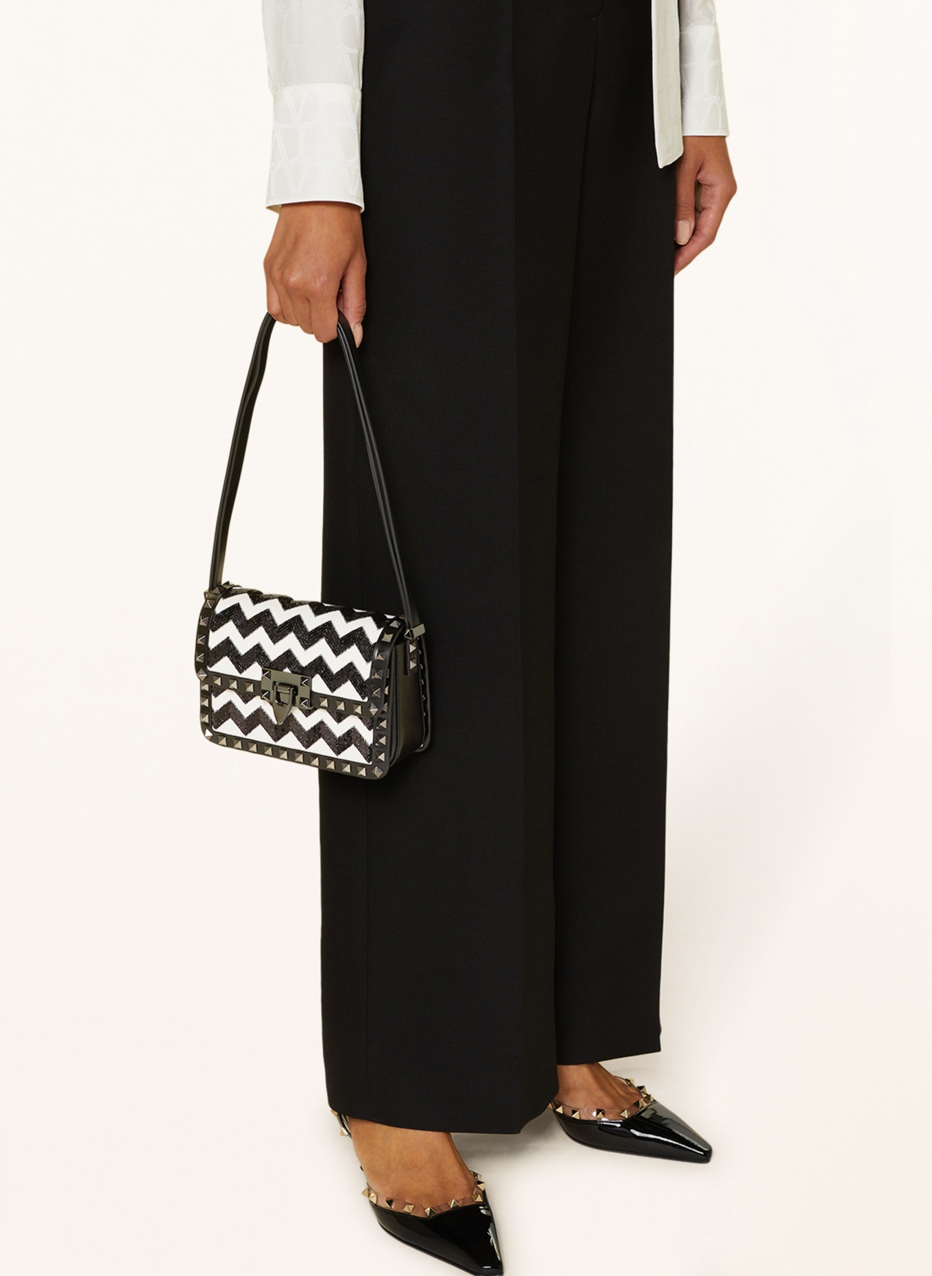 VALENTINO GARAVANI Shoulder bag ROCKSTUD SMALL with sequins, Color: BLACK/ WHITE (Image 4)