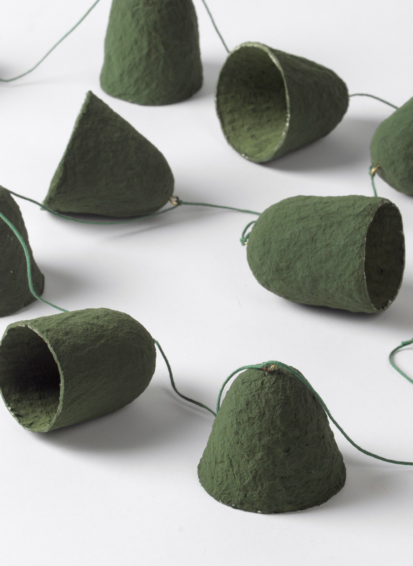 BROSTE COPENHAGEN Girlandy PULP: TMAVĚ ZELENÁ