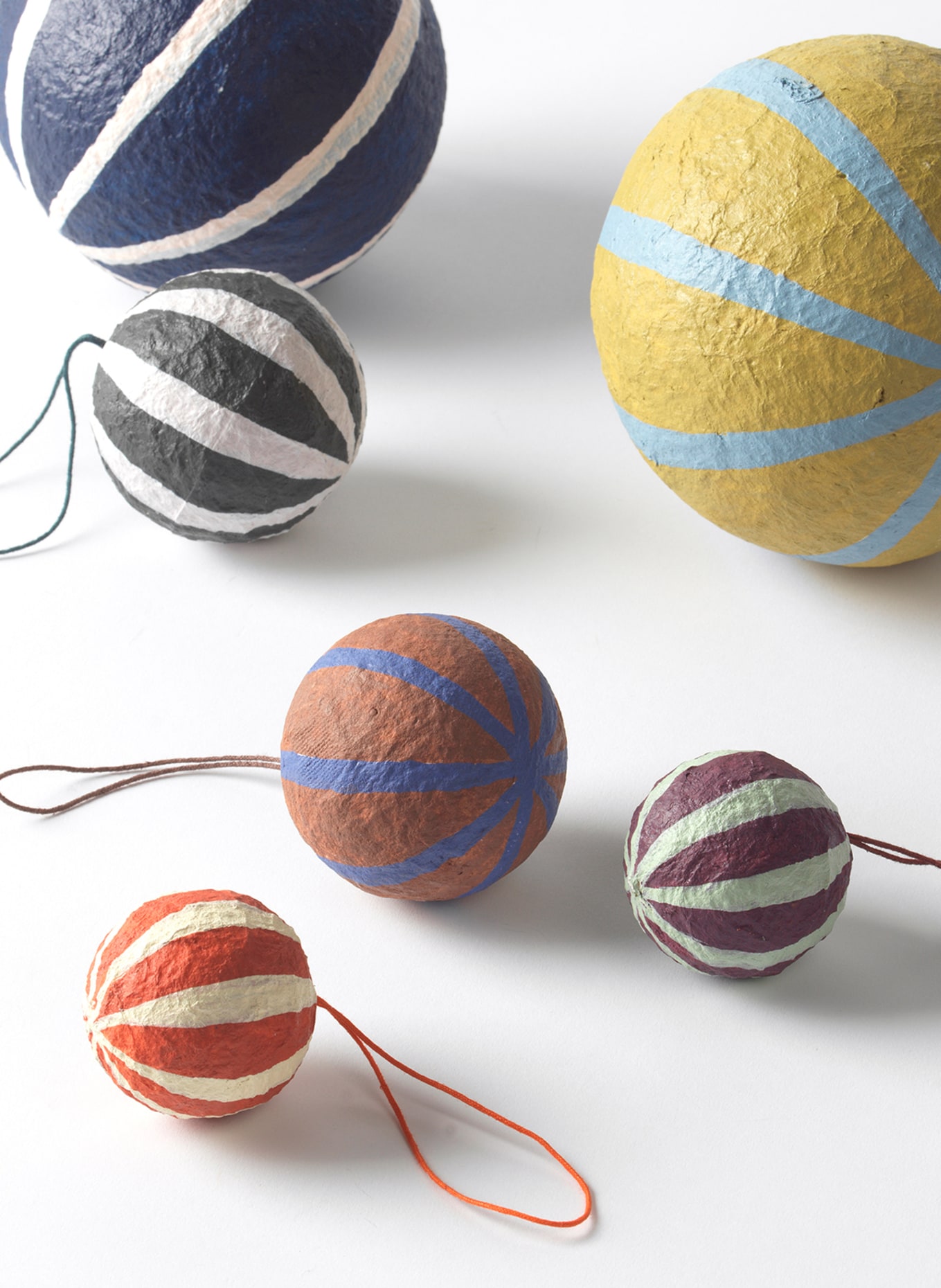 BROSTE COPENHAGEN Dekoanhänger SPHERE XL: DUNKELLILA / MINT