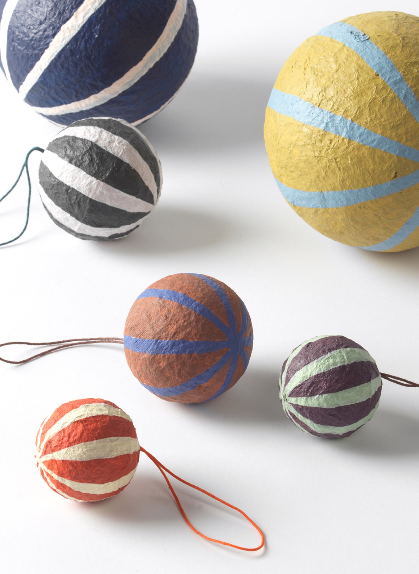 BROSTE COPENHAGEN Dekoanhänger SPHERE XL: BRAUN / BLAU