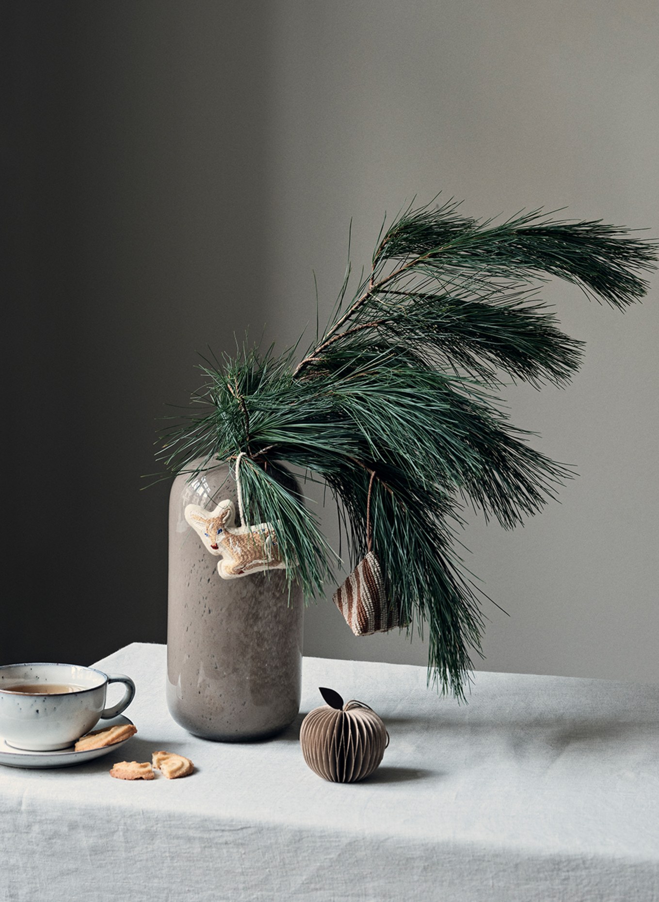 BROSTE COPENHAGEN Dekorační přívěsek BABY DEER: REŽNÁ / SVĚTLE HNĚDÁ