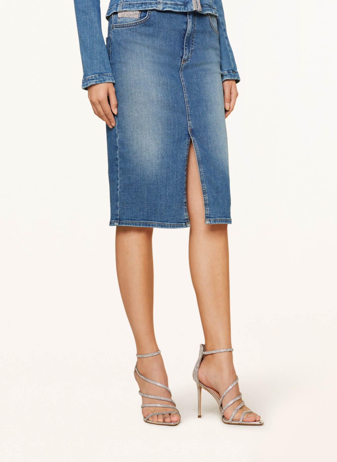 LIU JO Spódnica jeansowa z ozdobnymi kamykami, Kolor: 78713 Den.Blue dk.jewe.lux (Obrazek 4)