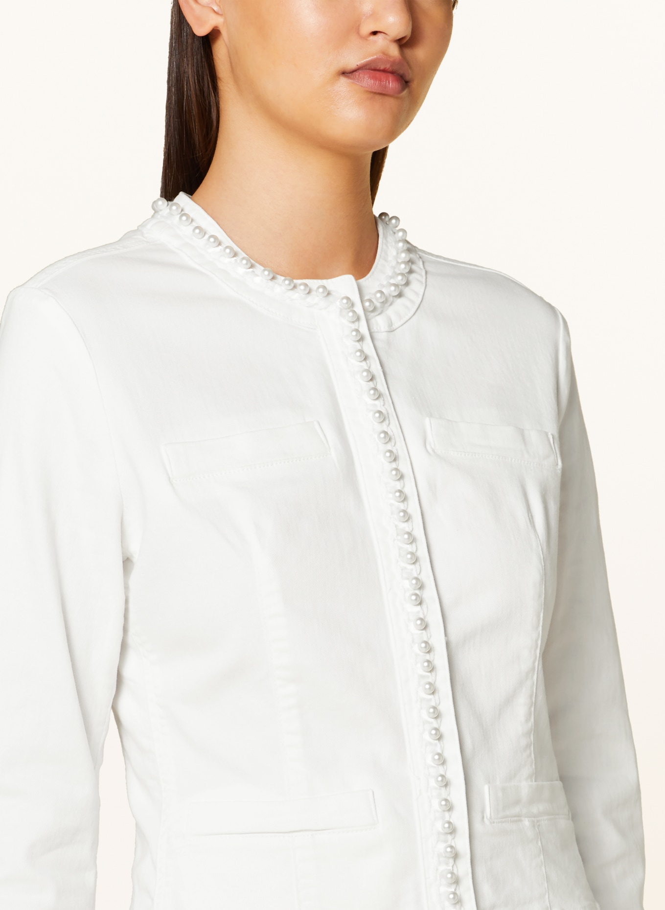 LIU JO Cropped džínová bunda s ozdobnými perličkami, Barva: BÍLÁ (Obrázek 4)