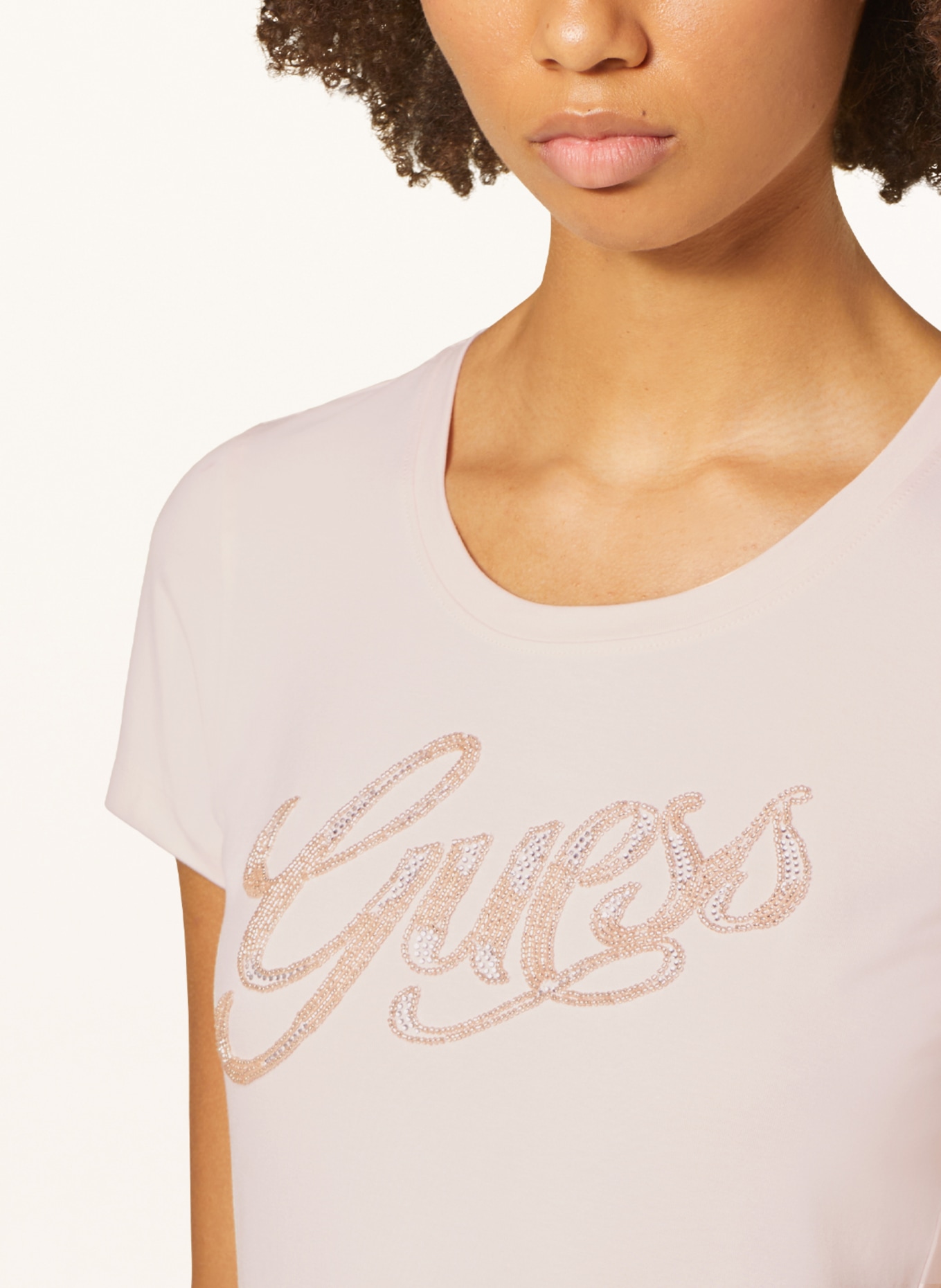 GUESS T-shirt SCRIPT z ozdobnymi perełkami, Kolor: RÓŻOWY (Obrazek 4)