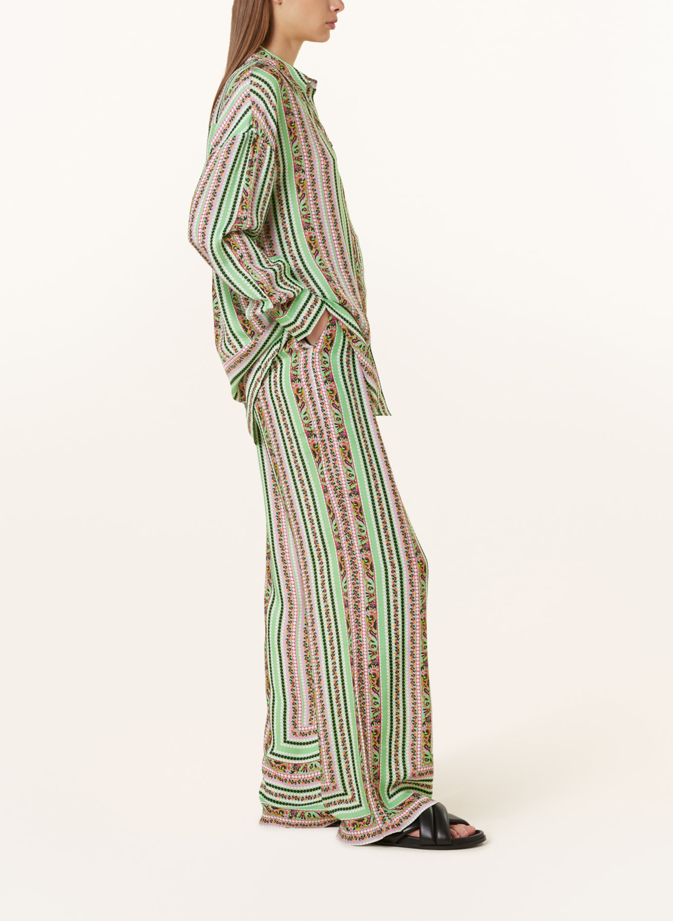 MRS & HUGS Spodnie marlena z dodatkiem jedwabiu, Kolor: MIĘTOWY/ RÓŻOWY/ CZARNY (Obrazek 4)