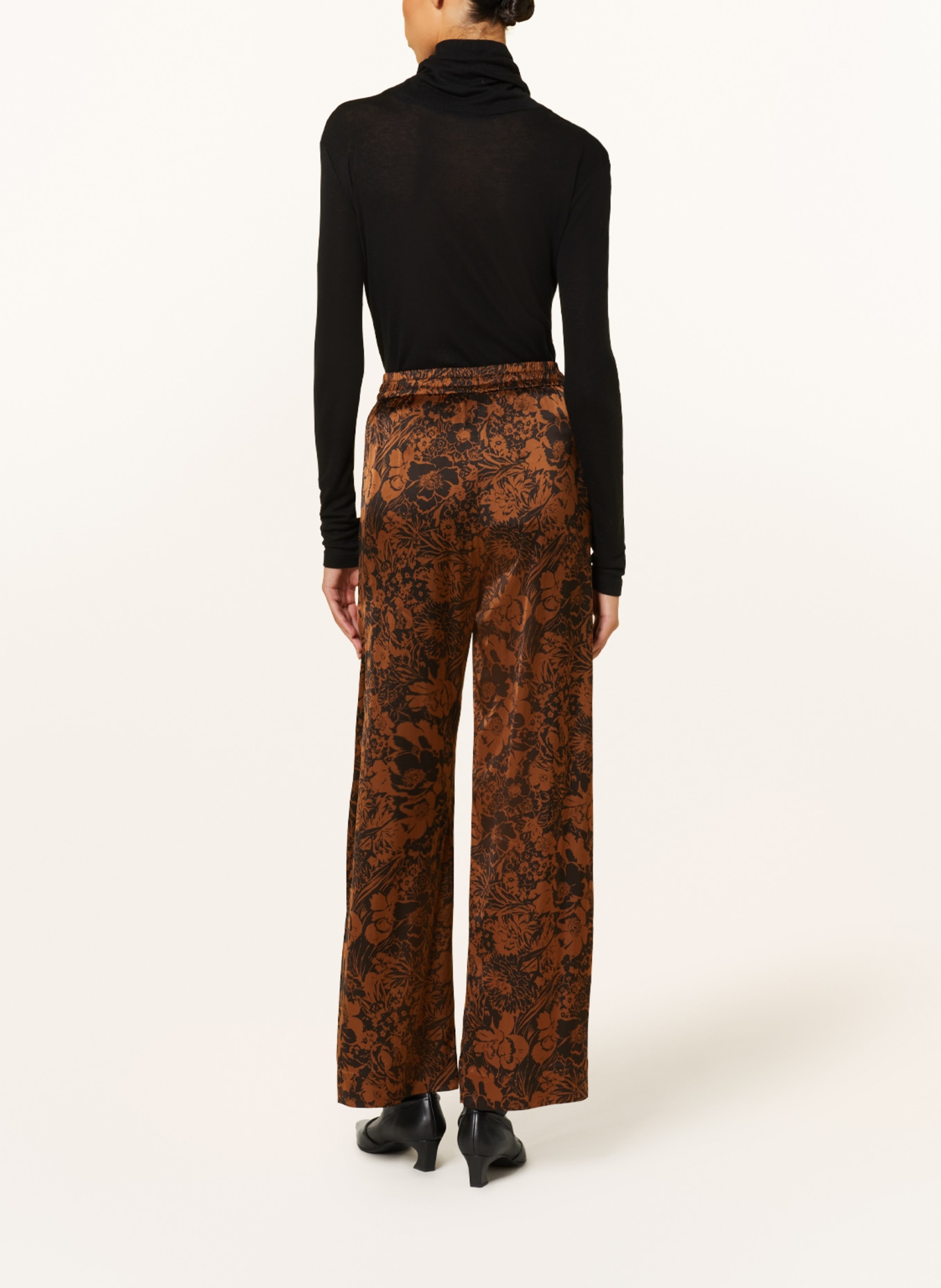 COS Wide leg trousers in satin, Color: BROWN/ BLACK (Image 3)