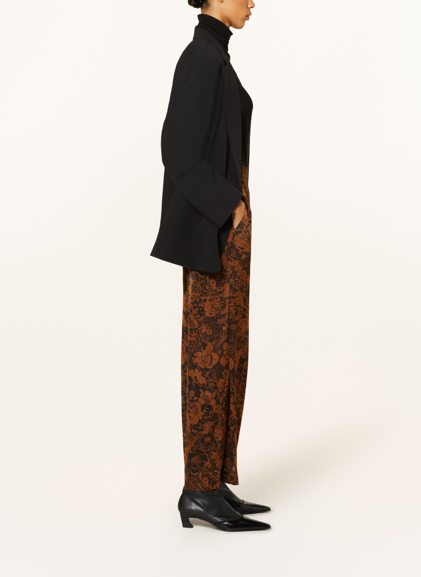 COS Wide leg trousers in satin, Color: BROWN/ BLACK (Image 4)