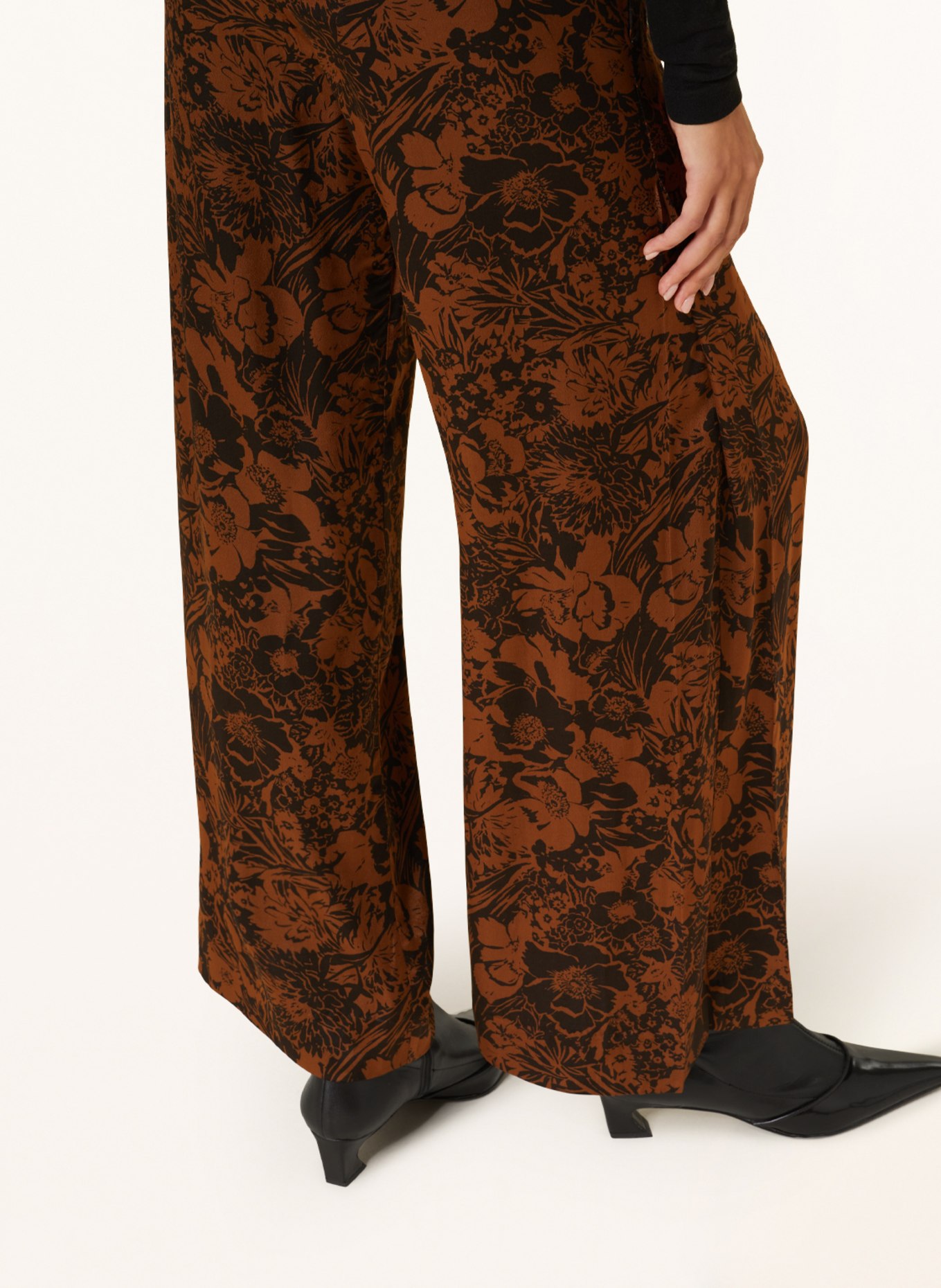 COS Wide leg trousers in satin, Color: BROWN/ BLACK (Image 5)