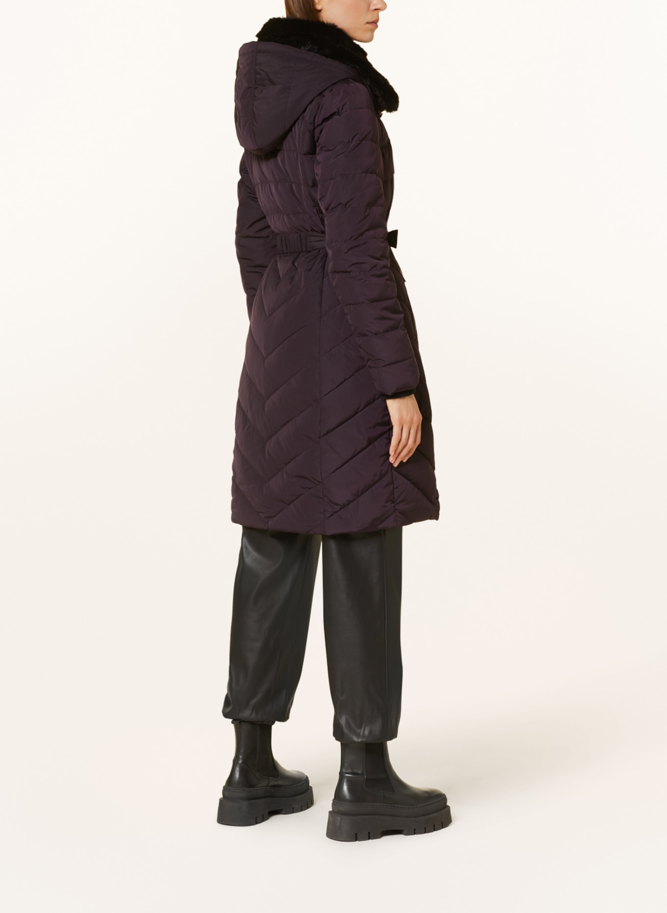 Phase Eight Péřový kabát BOBBIE s umělou kožešinou, Barva: TMAVĚ ČERVENÁ (Obrázek 3)