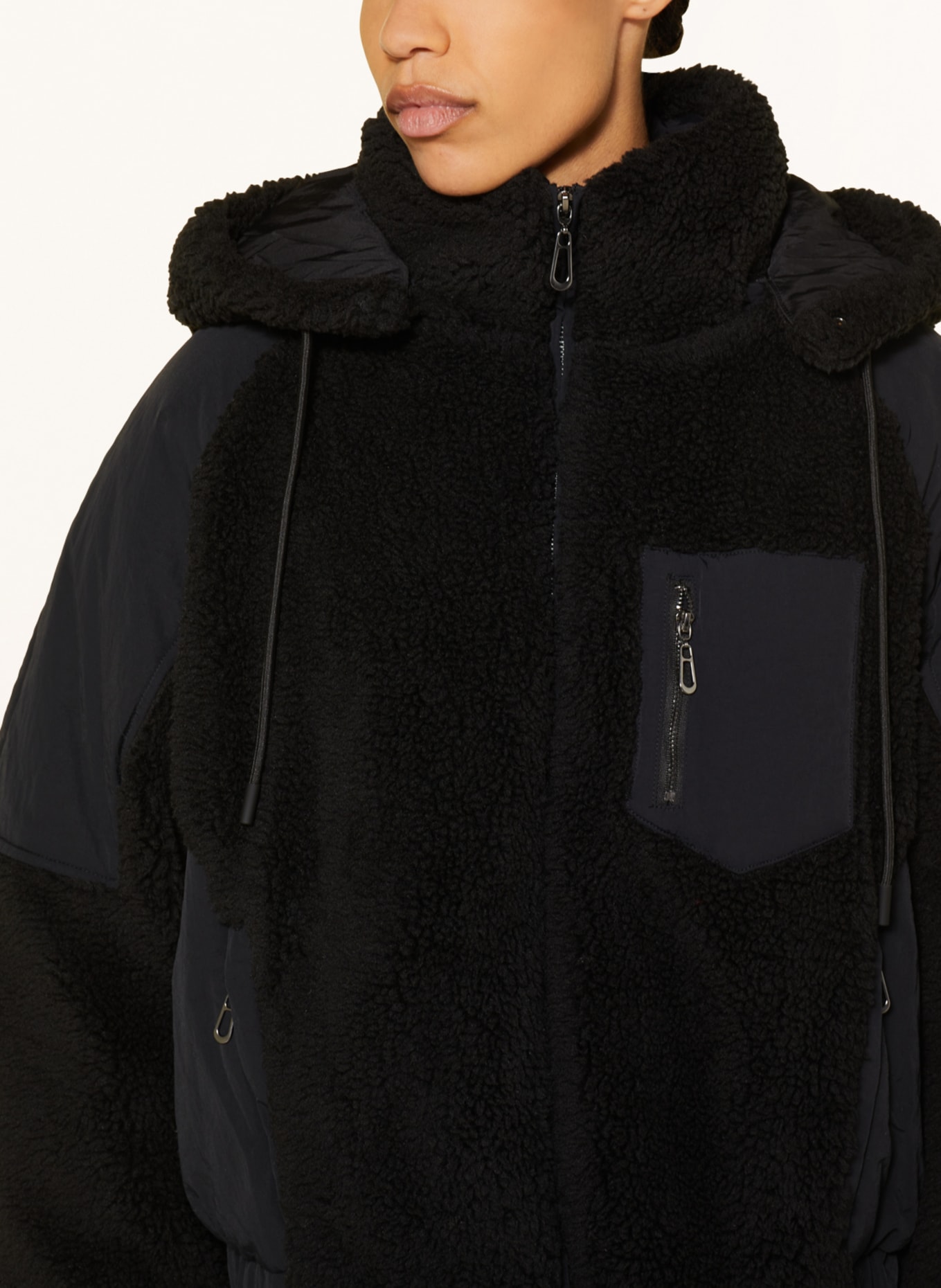 ba&sh Jacke EVA im Materialmix mit abnehmbarer Kapuze, Farbe: SCHWARZ (Bild 5)