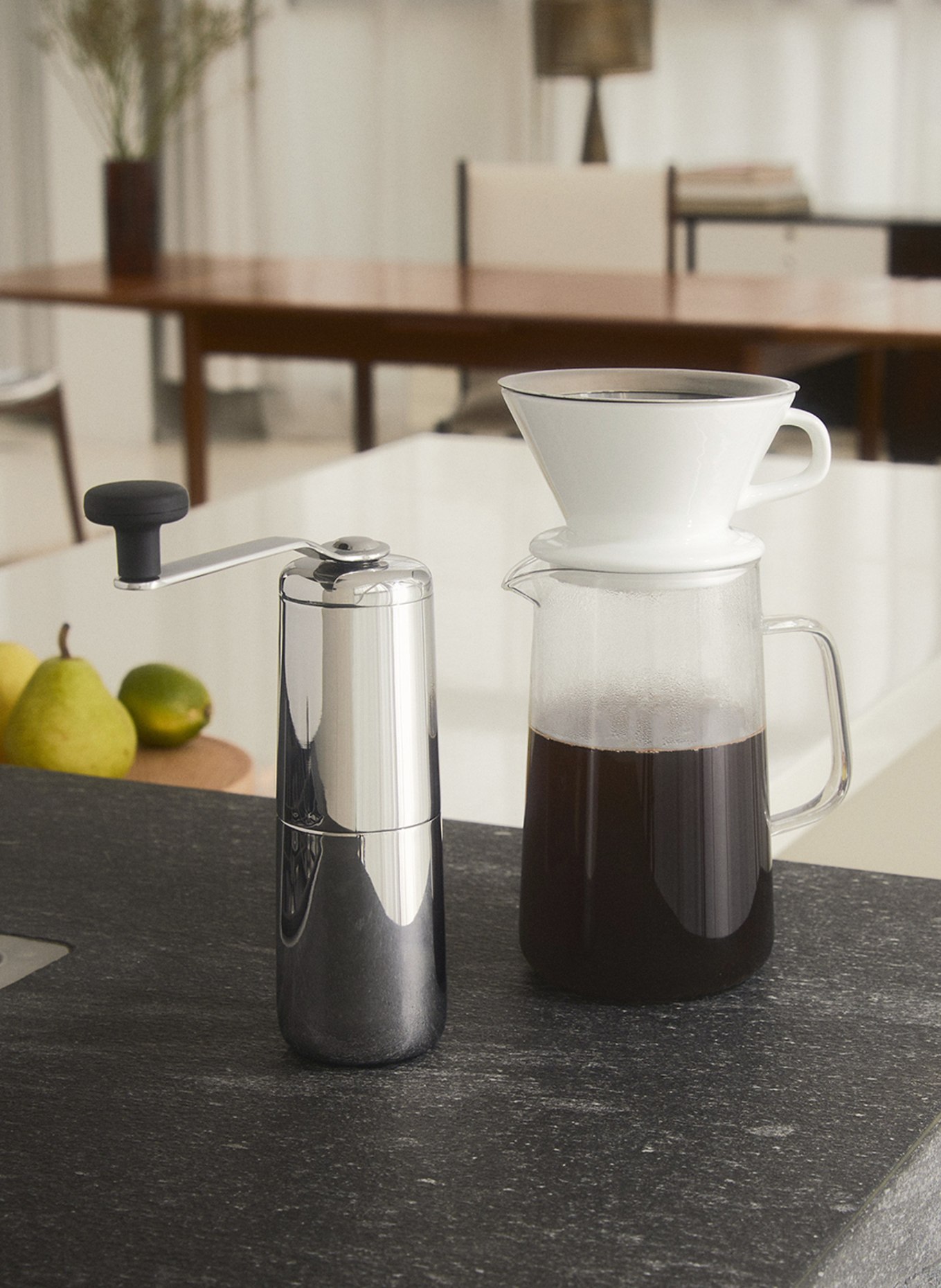 ALESSI Sada SLOW COFFEE: mlýnek na kávu, karafa a držák filtru, Barva: BÍLÁ/ STŘÍBRNÁ (Obrázek 3)