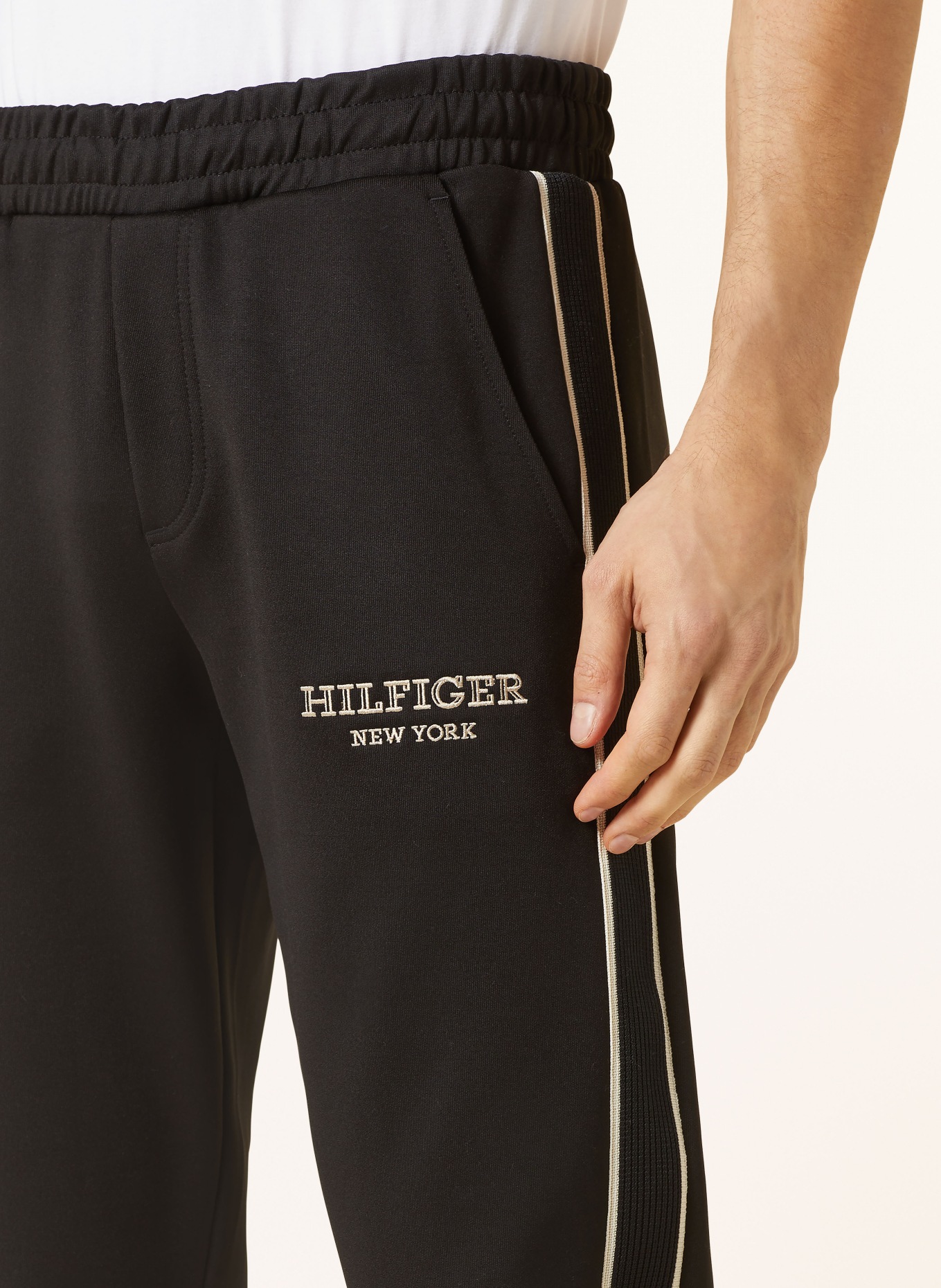 TOMMY HILFIGER Hose im Jogging-Stil Extra Slim Fit, Farbe: SCHWARZ (Bild 5)