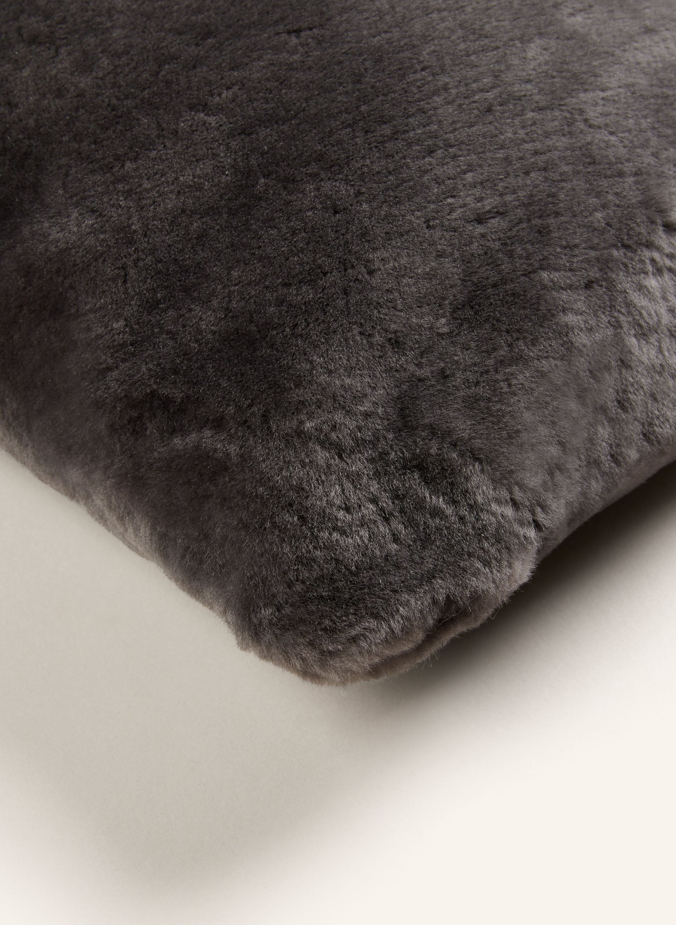 Natures Collection Decorative cushion made of lambskin, Color: DARK GRAY (Image 3)