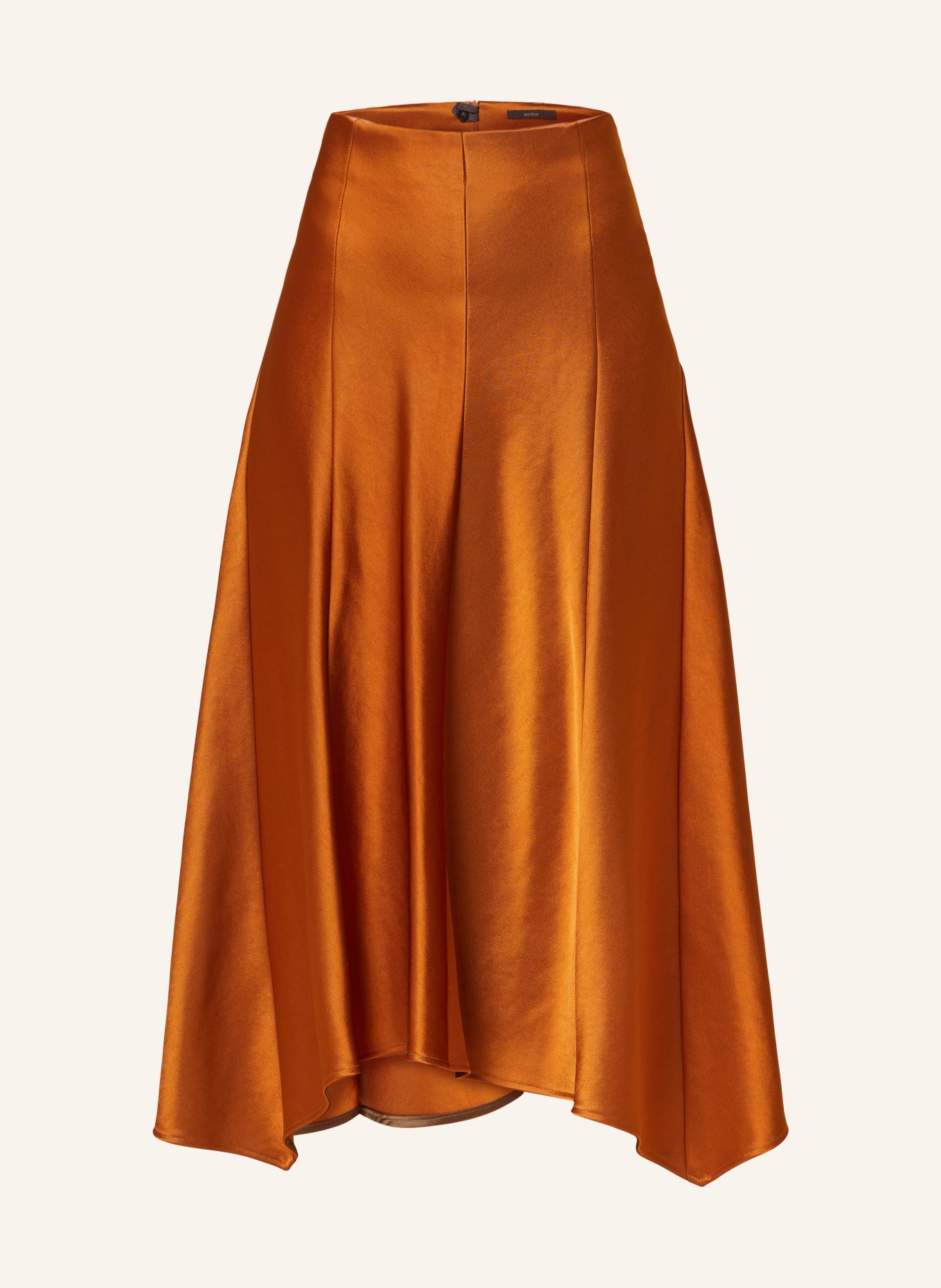 Metallic outlet skirt windsor