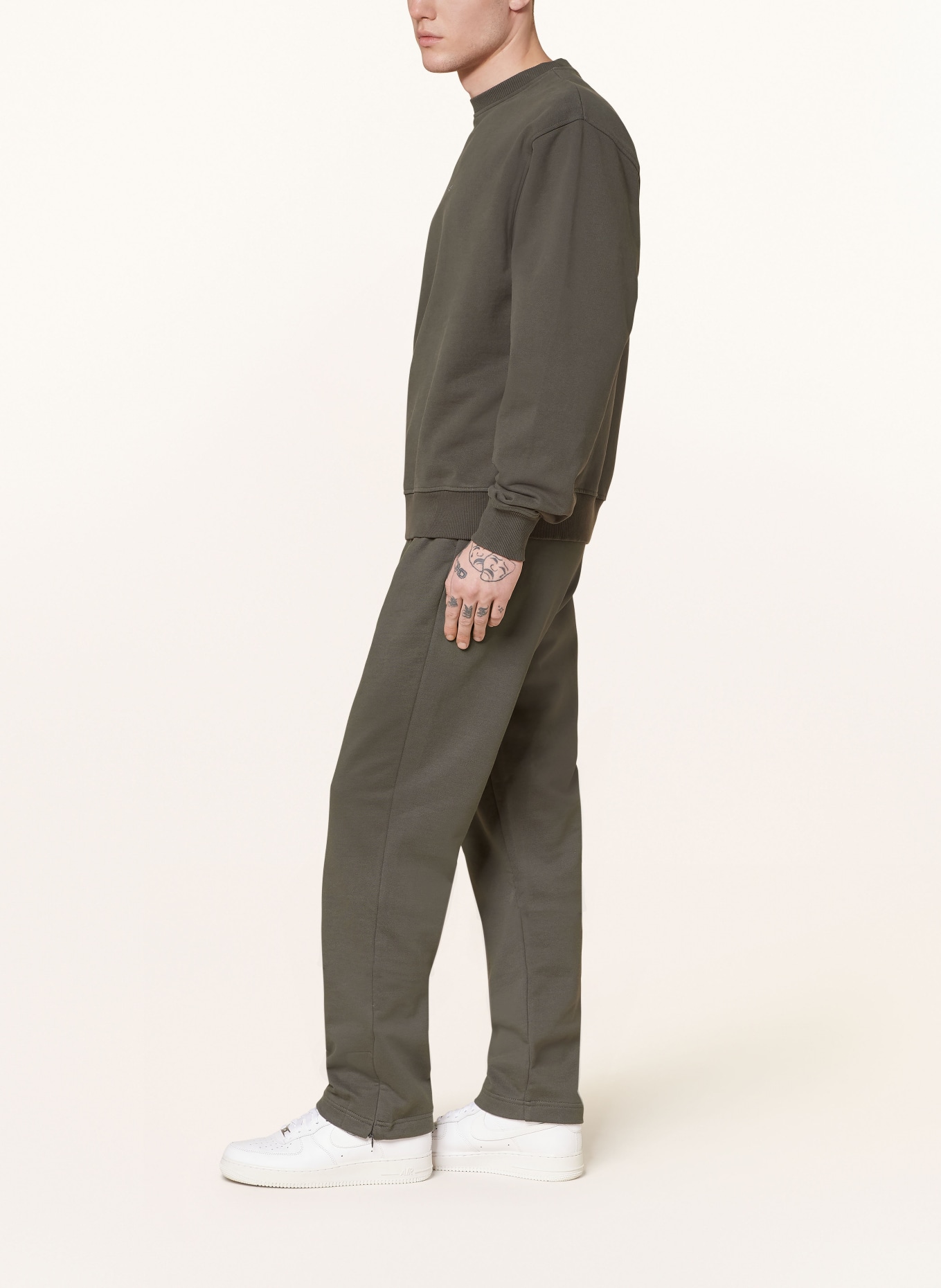 DAILY PAPER Sweatpants FOLA, Color: DARK GREEN (Image 4)