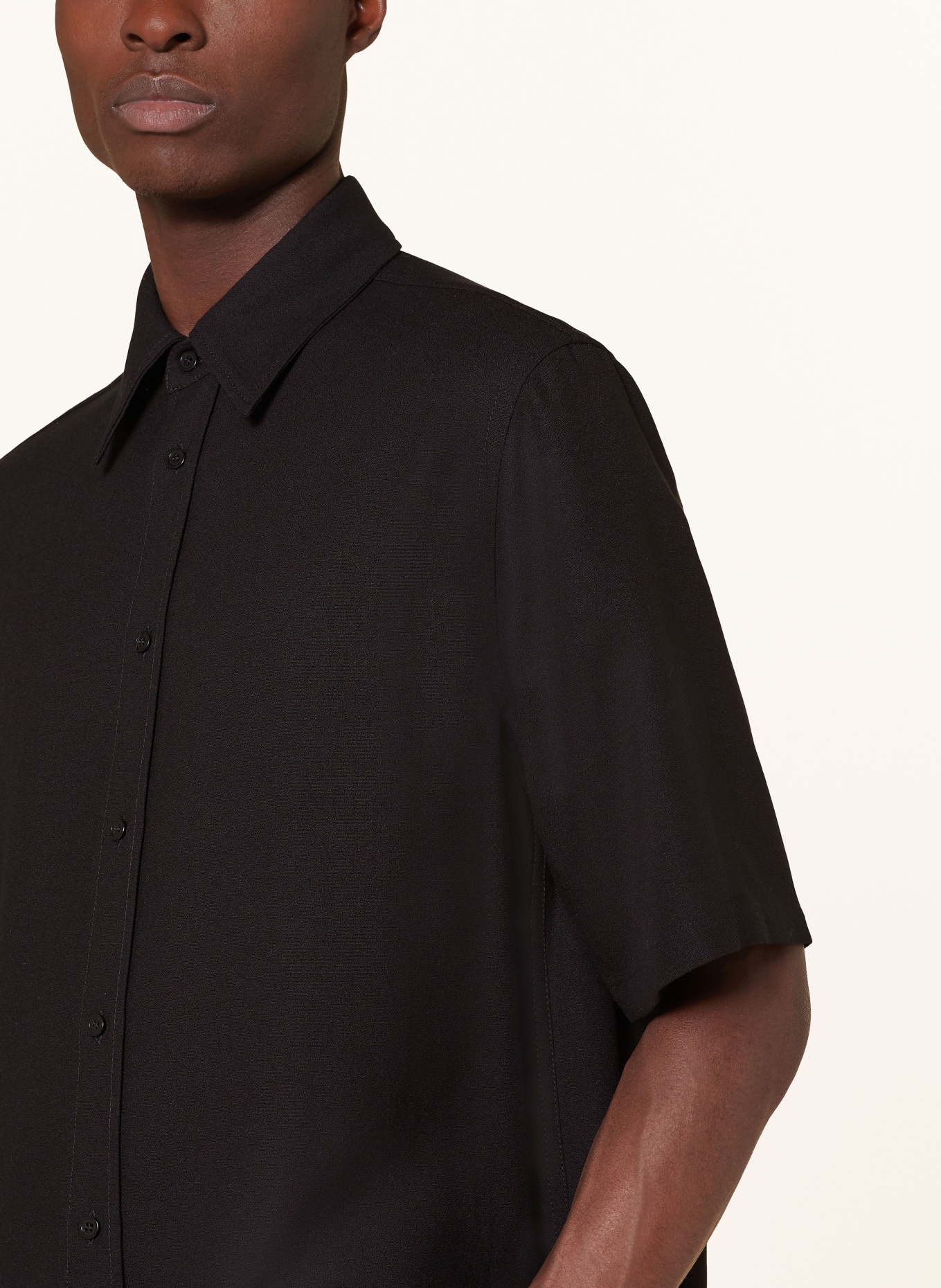 Filippa K Koszula z krótkim rękawem comfort fit z dżerseju, Kolor: CZARNY (Obrazek 4)