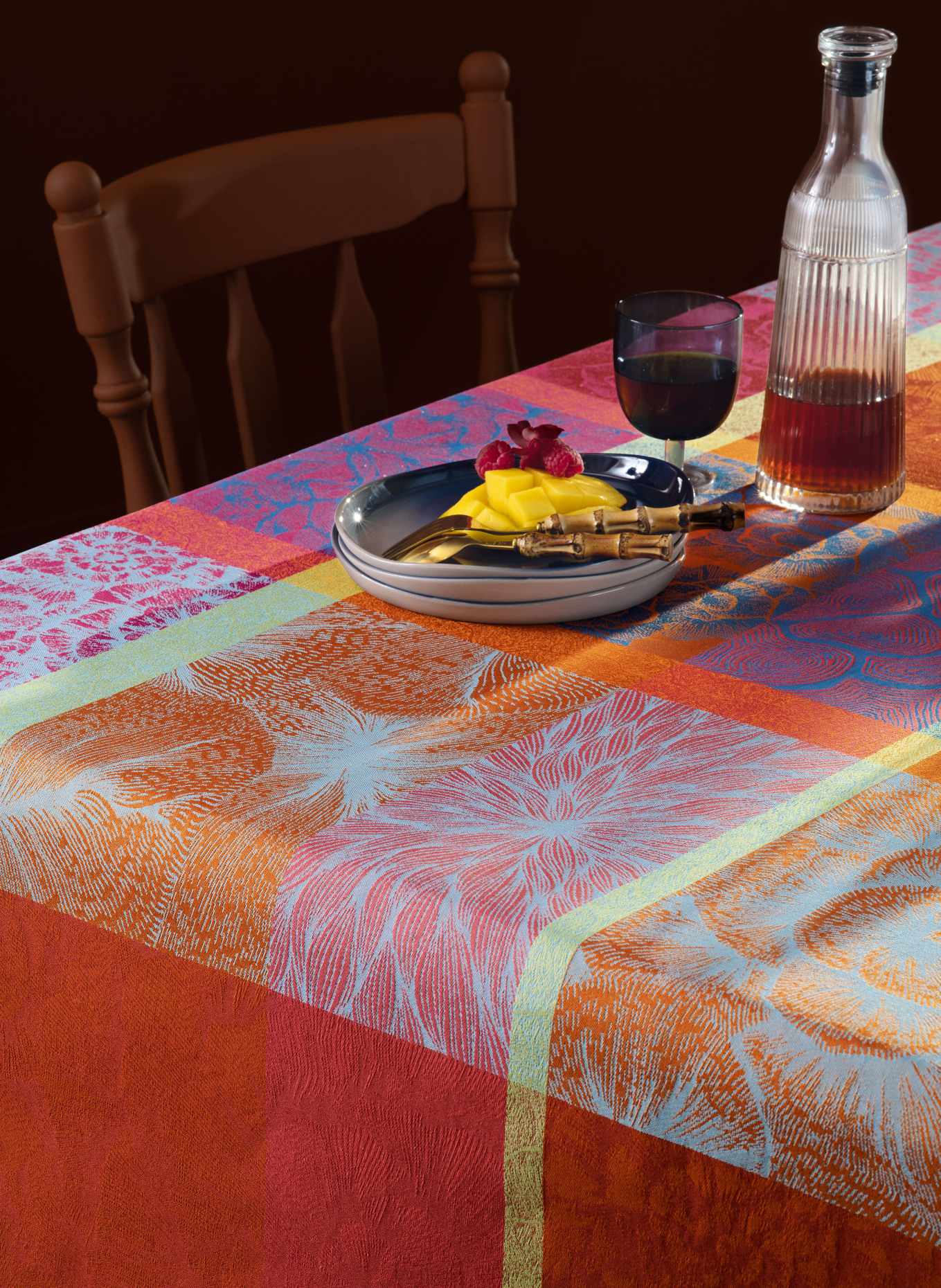 GARNIER-THIEBAUT Obrus stołowy MILLE PETALES FLORALIES, Kolor: PETROL/ CIEMNOCZERWONY/ POMARAŃCZOWY (Obrazek 3)