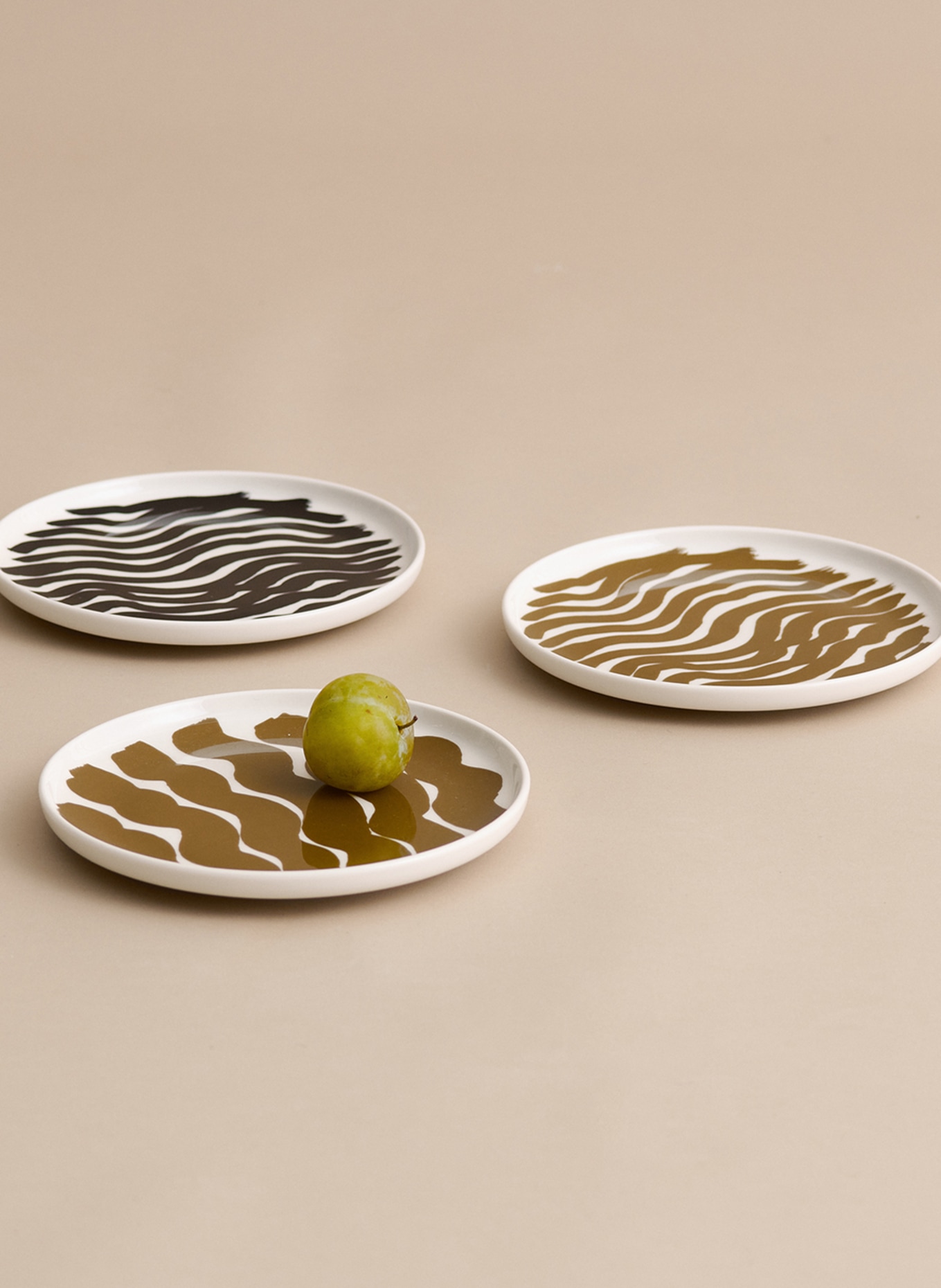 marimekko Set of 3 dessert plates OIVA/HYRÄILY, Color: CREAM/ BLACK/ KHAKI (Image 2)