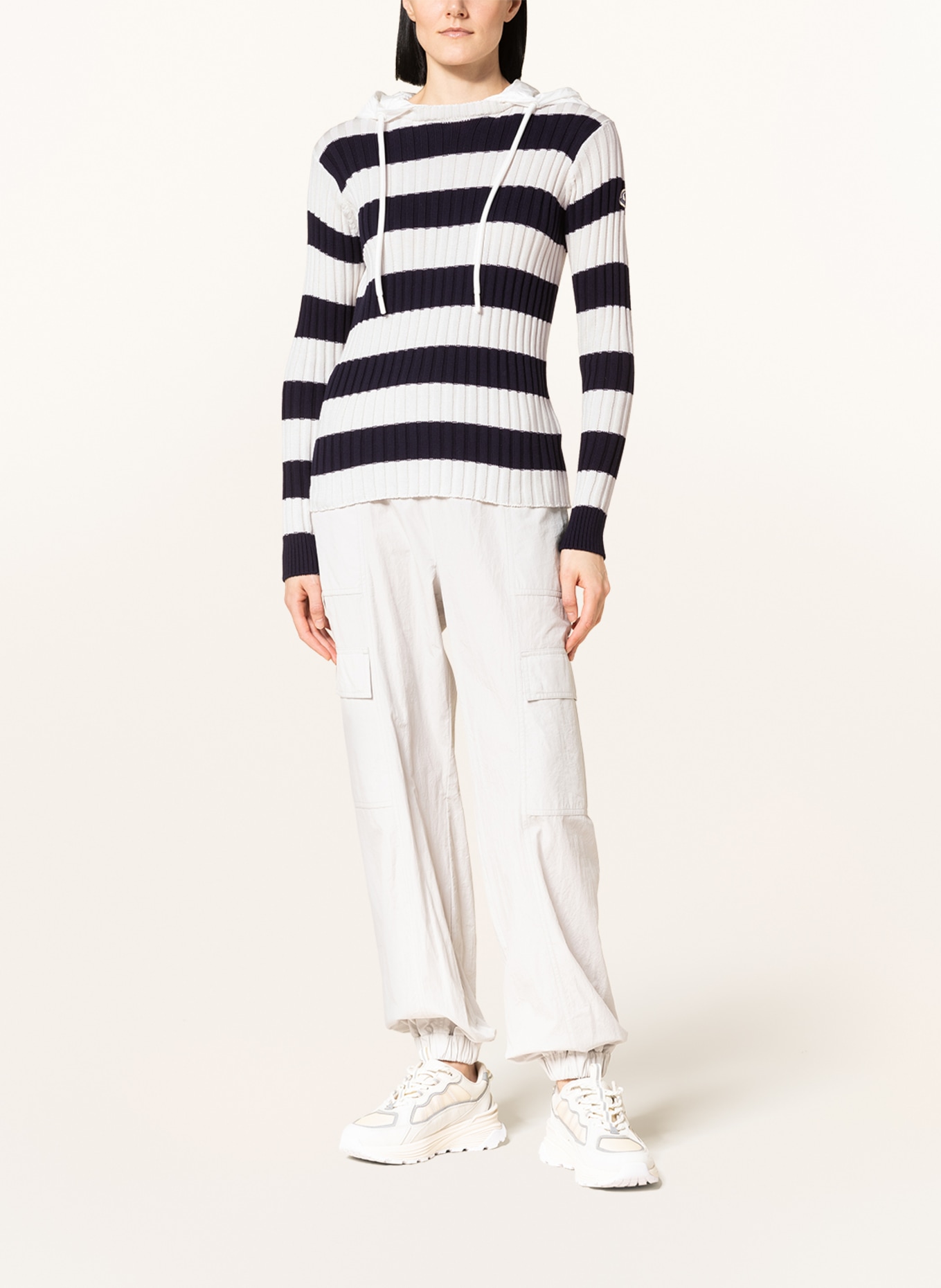 MONCLER Pullover mit abnehmbarer Kapuze, Farbe: WEISS/ SCHWARZ (Bild 2)