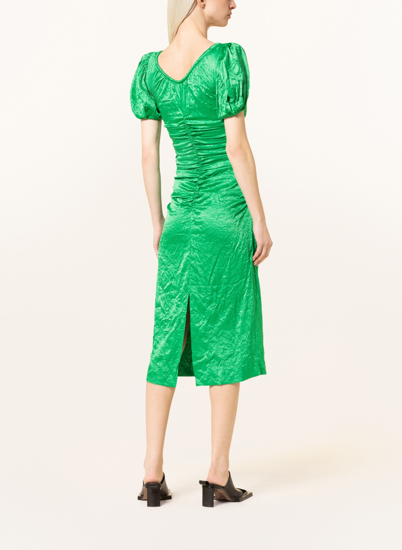 GANNI Saténové šaty: ZELENÁ