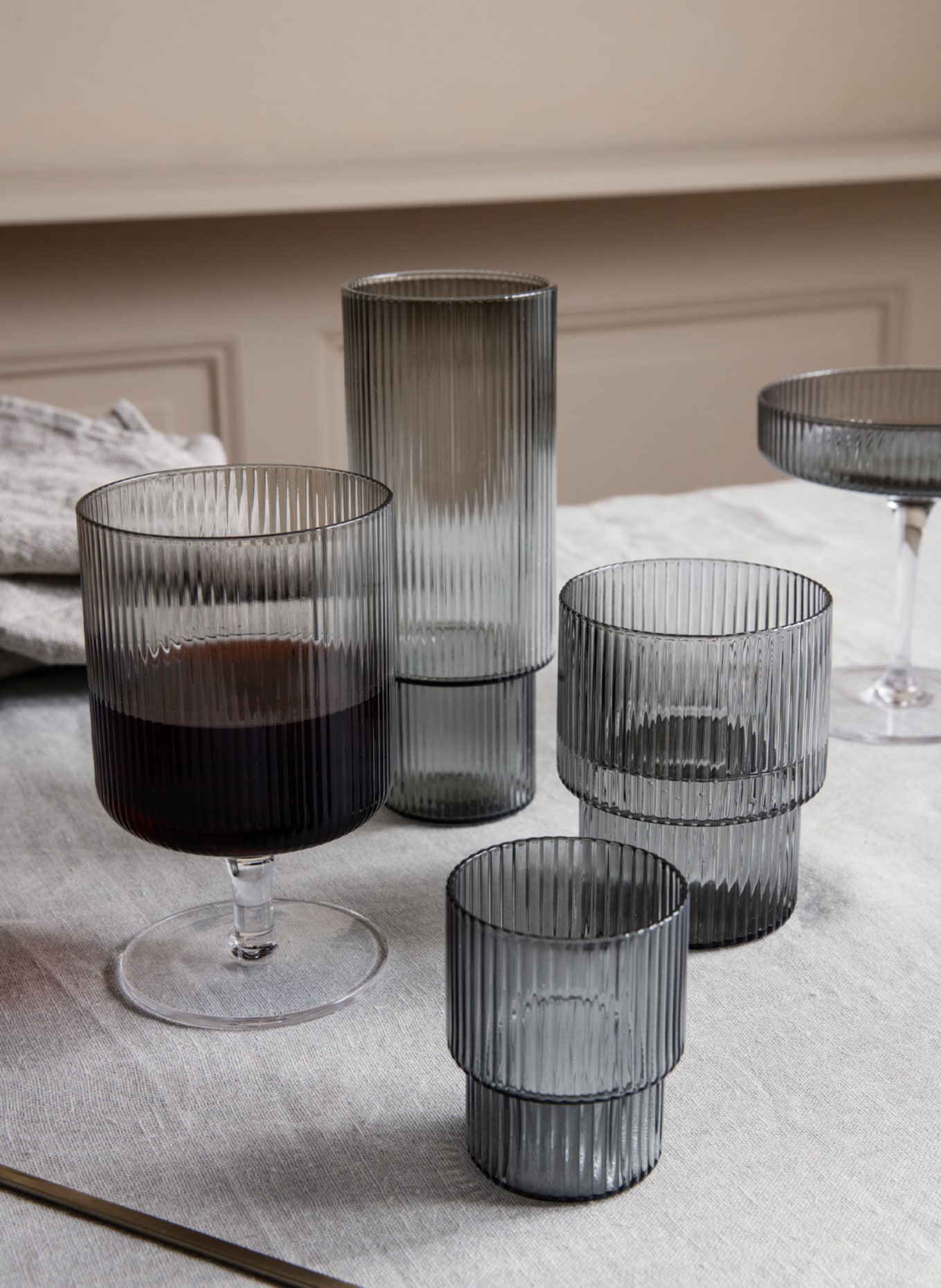 Ferm LIVING Set of 4 wine glasses RIPPLE, Color: GRAY (Image 3)