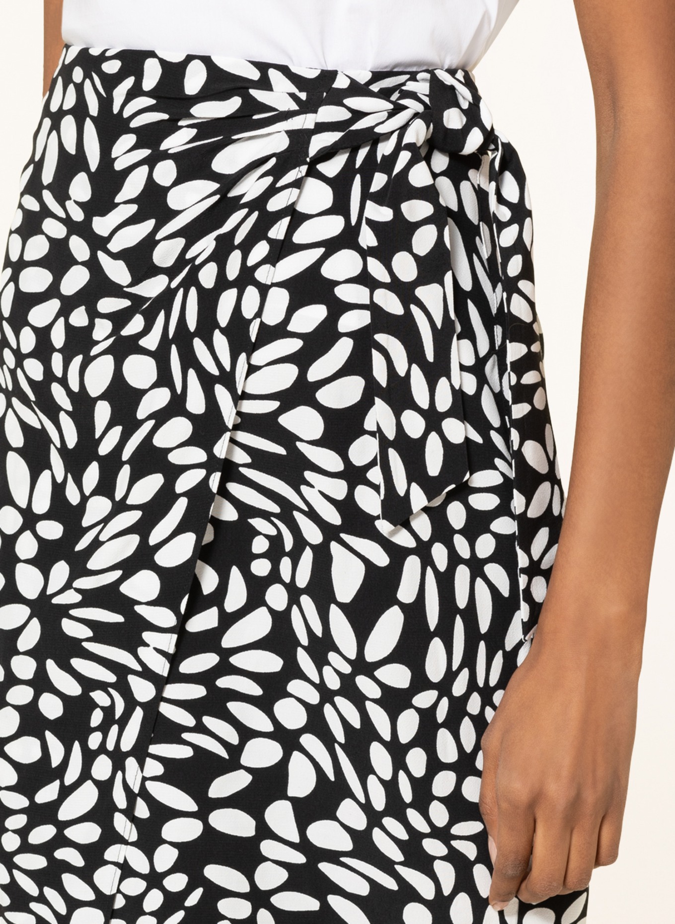 s.Oliver BLACK LABEL Skirt in wrap look, Color: BLACK/ WHITE (Image 4)