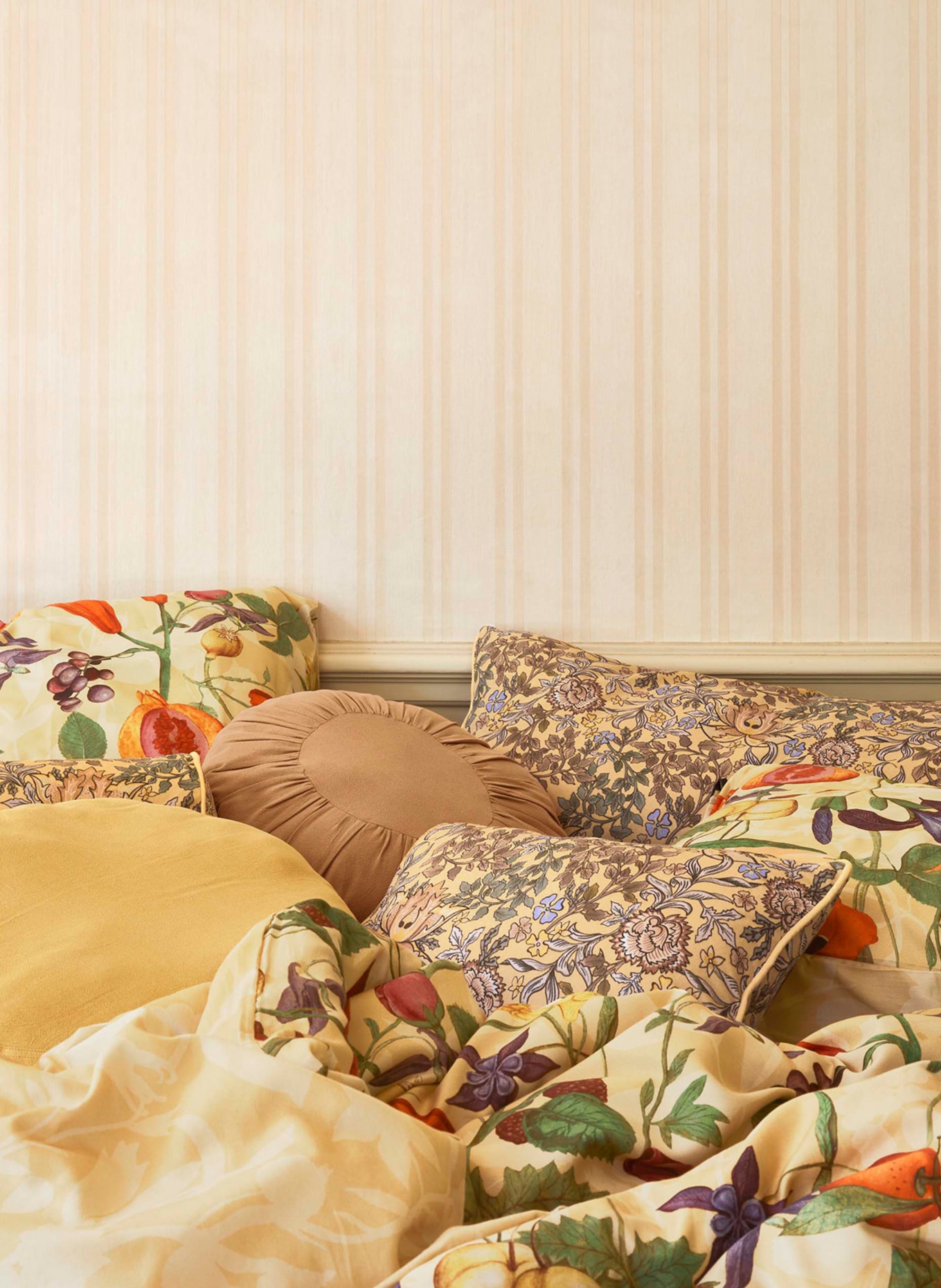 ESSENZA Decorative cushions OPHELIA made of velvet, Color: YELLOW/ LIGHT ORANGE/ LIGHT GREEN (Image 2)