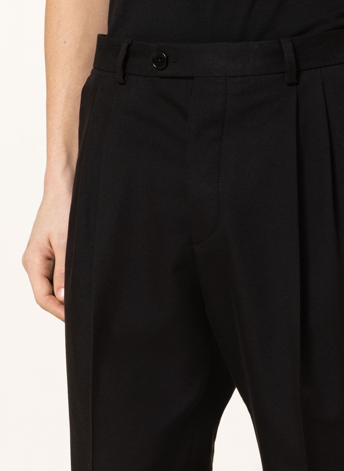 ALLSAINTS Chino kalhoty TALLOS se zkrácenými nohavicemi, Barva: ČERNÁ (Obrázek 5)