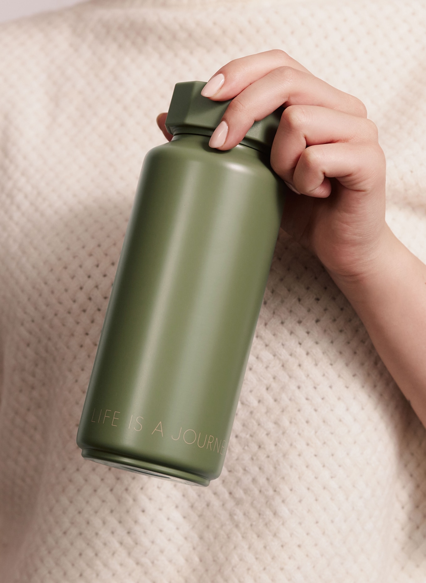 DESIGN LETTERS Insulated bottle GRNBLIFEIS, Color: OLIVE (Image 2)