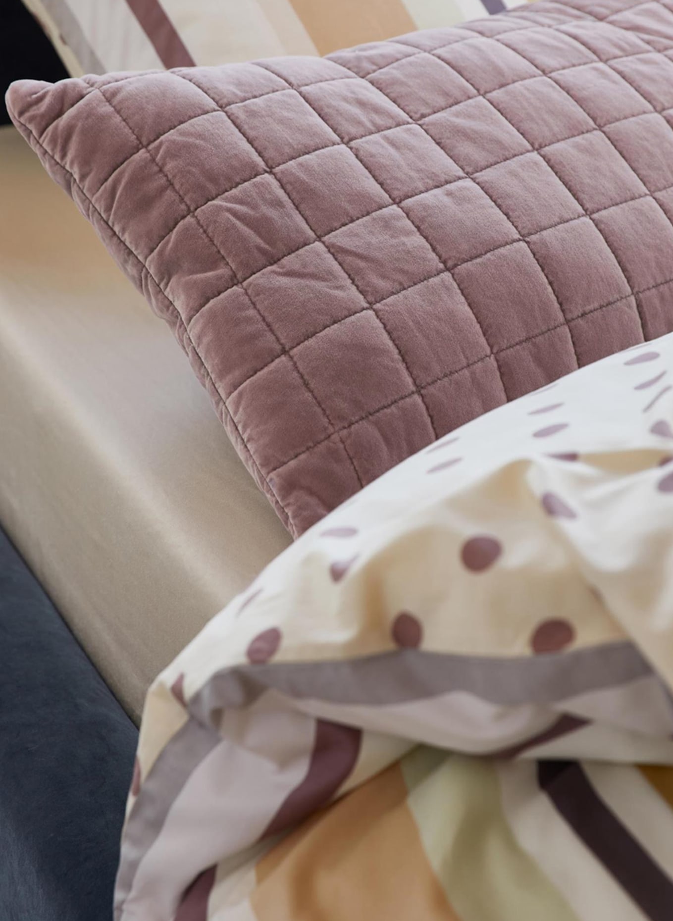 ESSENZA Decorative cushion JULIA made of velvet, Color: DUSKY PINK (Image 2)