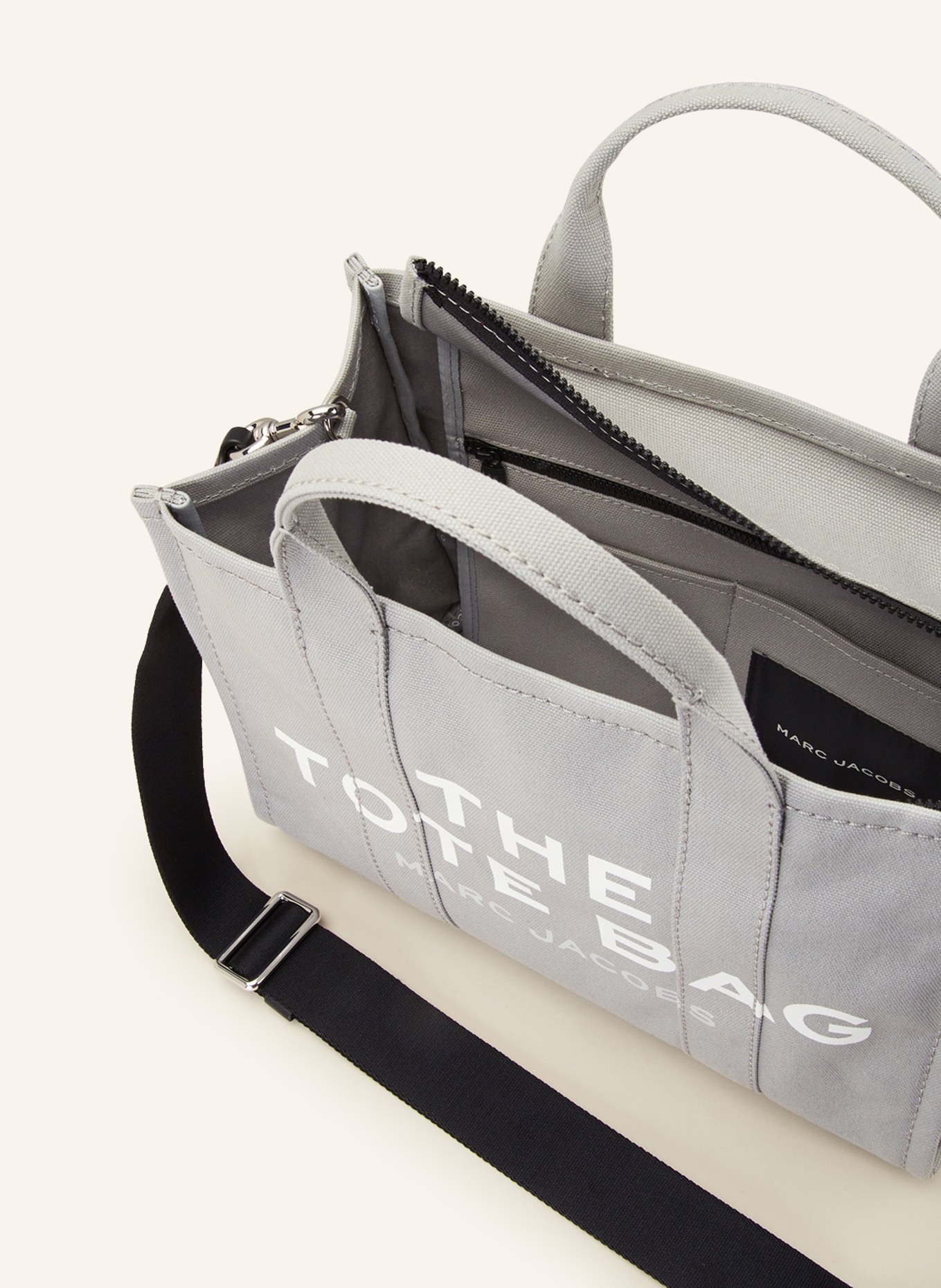 MARC JACOBS Shopper THE MEDIUM: GRAU