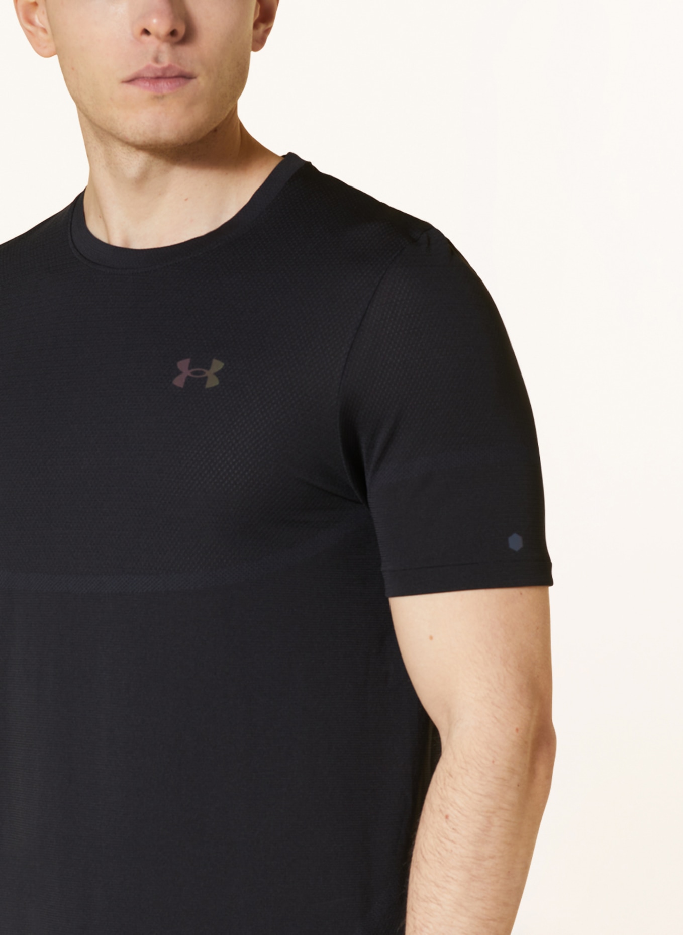 UNDER ARMOUR T-Shirt RUSH™ SEAMLESS LEGACY mit Mesh, Farbe: SCHWARZ (Bild 4)