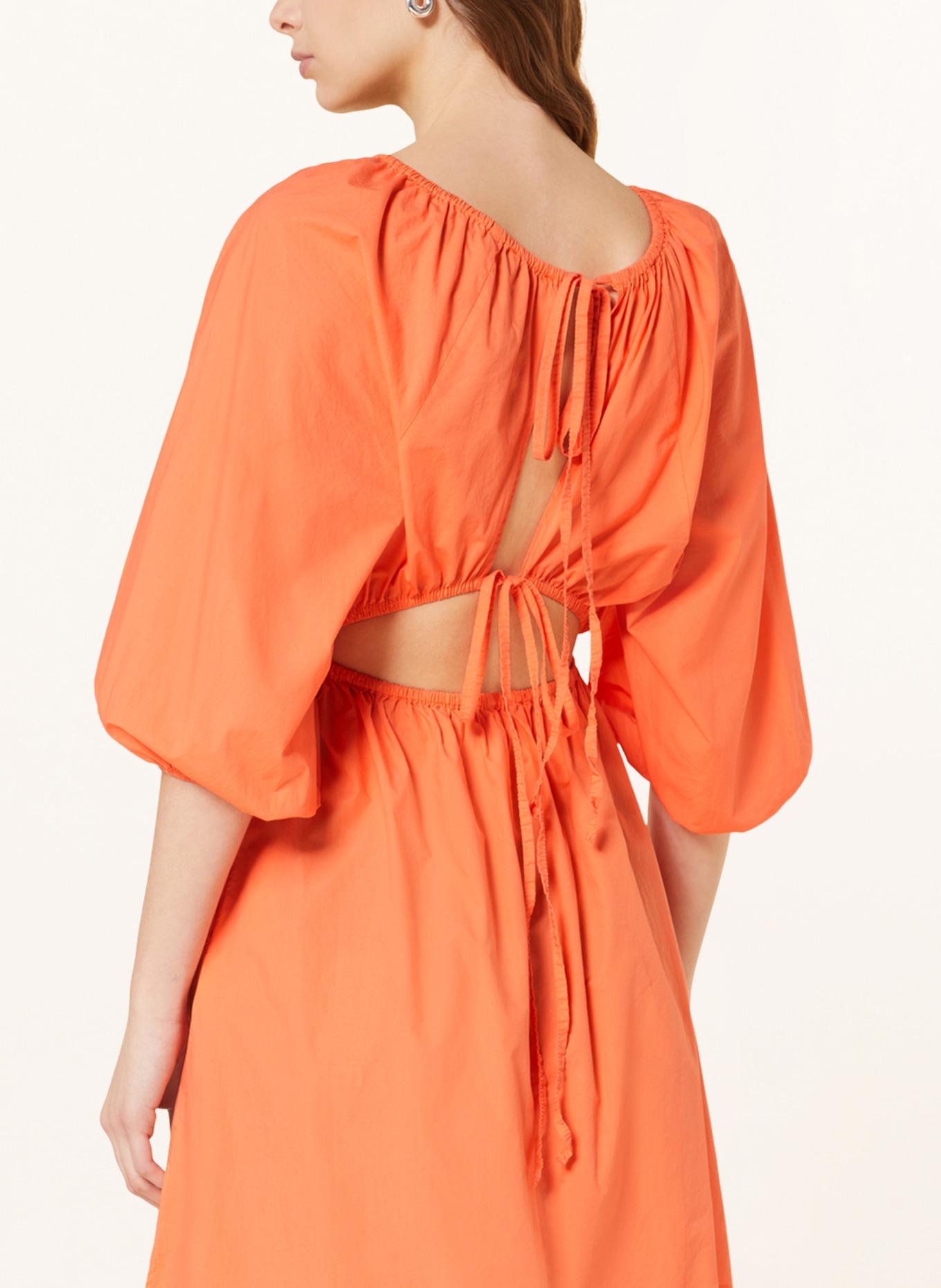 SoSUE Šaty BELLE s průstřihy: NEONOVĚ ORANŽOVÁ